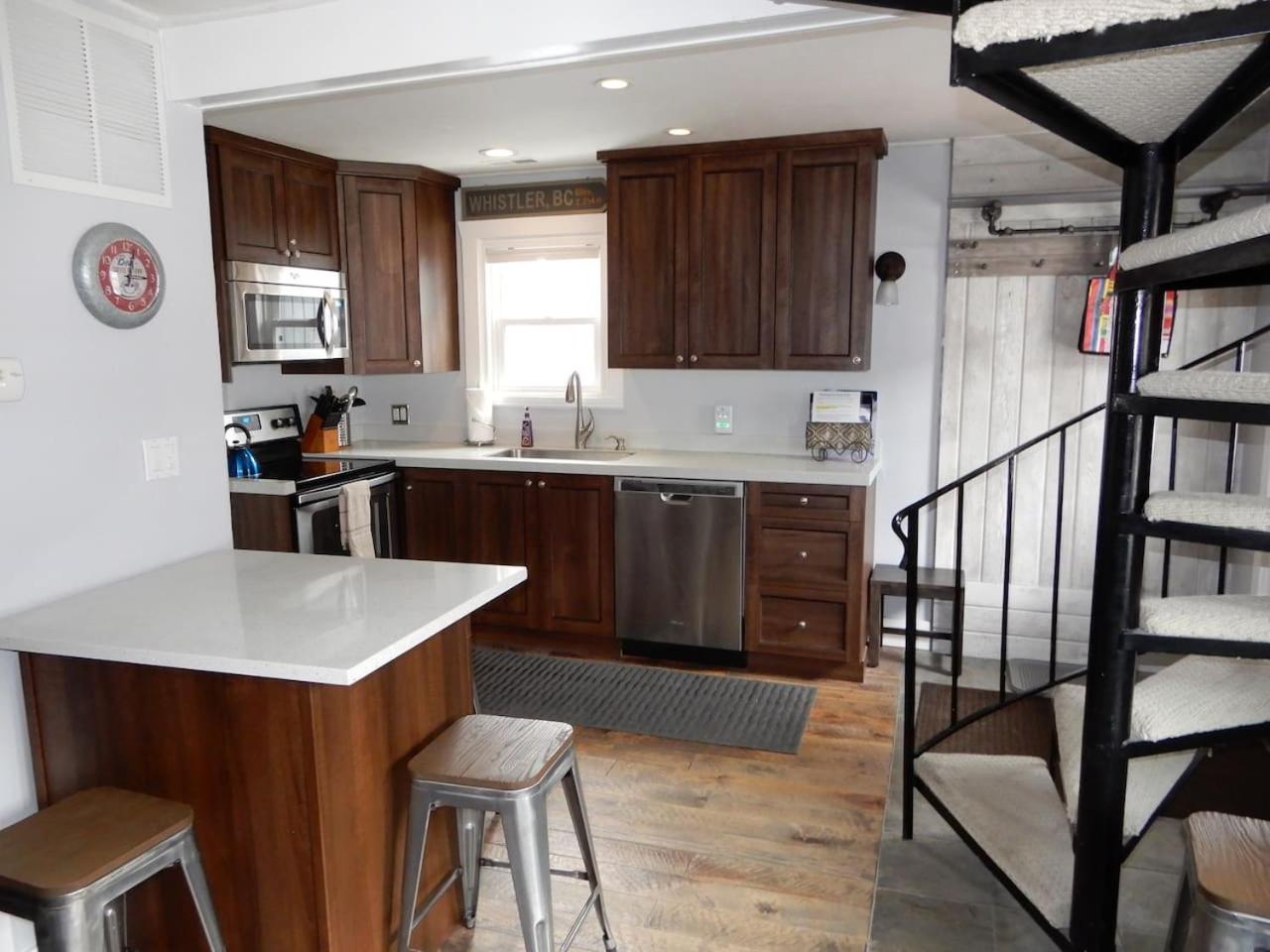 2br Empire Avenue WALK to Lifts and Main St - No Car Required! view 4