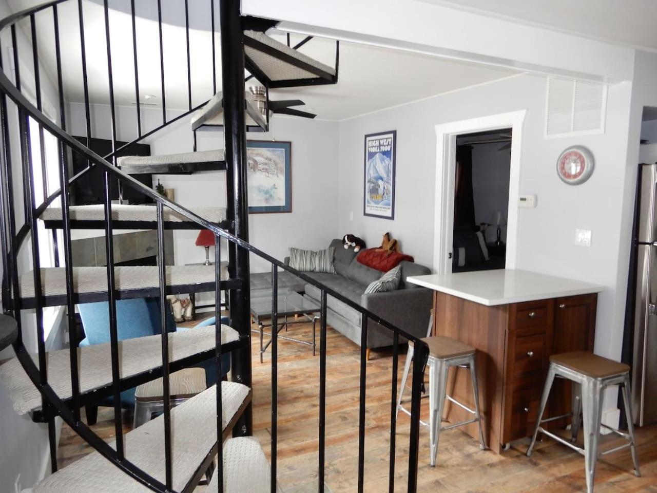 2br Empire Avenue WALK to Lifts and Main St - No Car Required! view 5