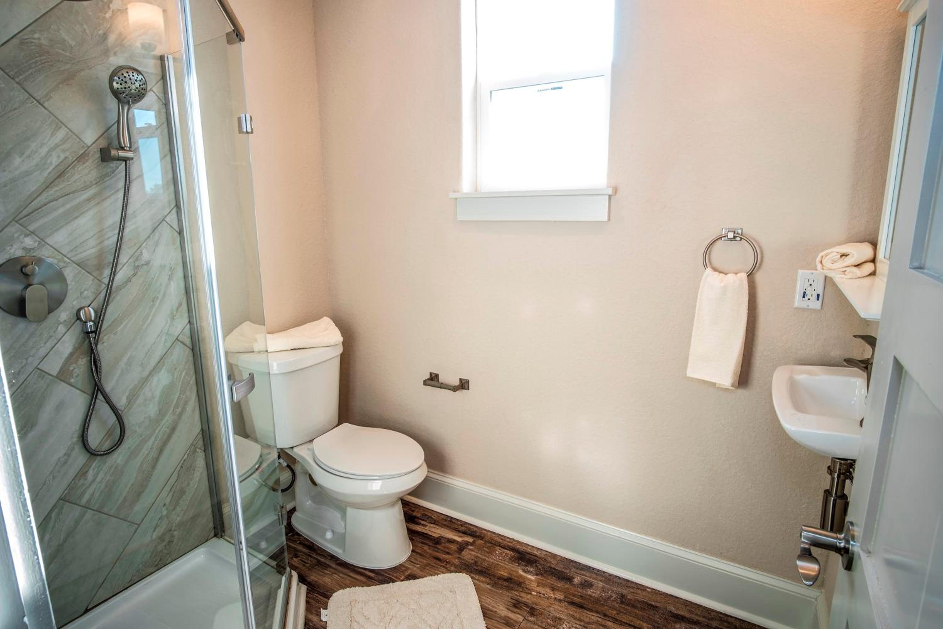 Beautiful Guest House on New Built Home Near Downtown view 3