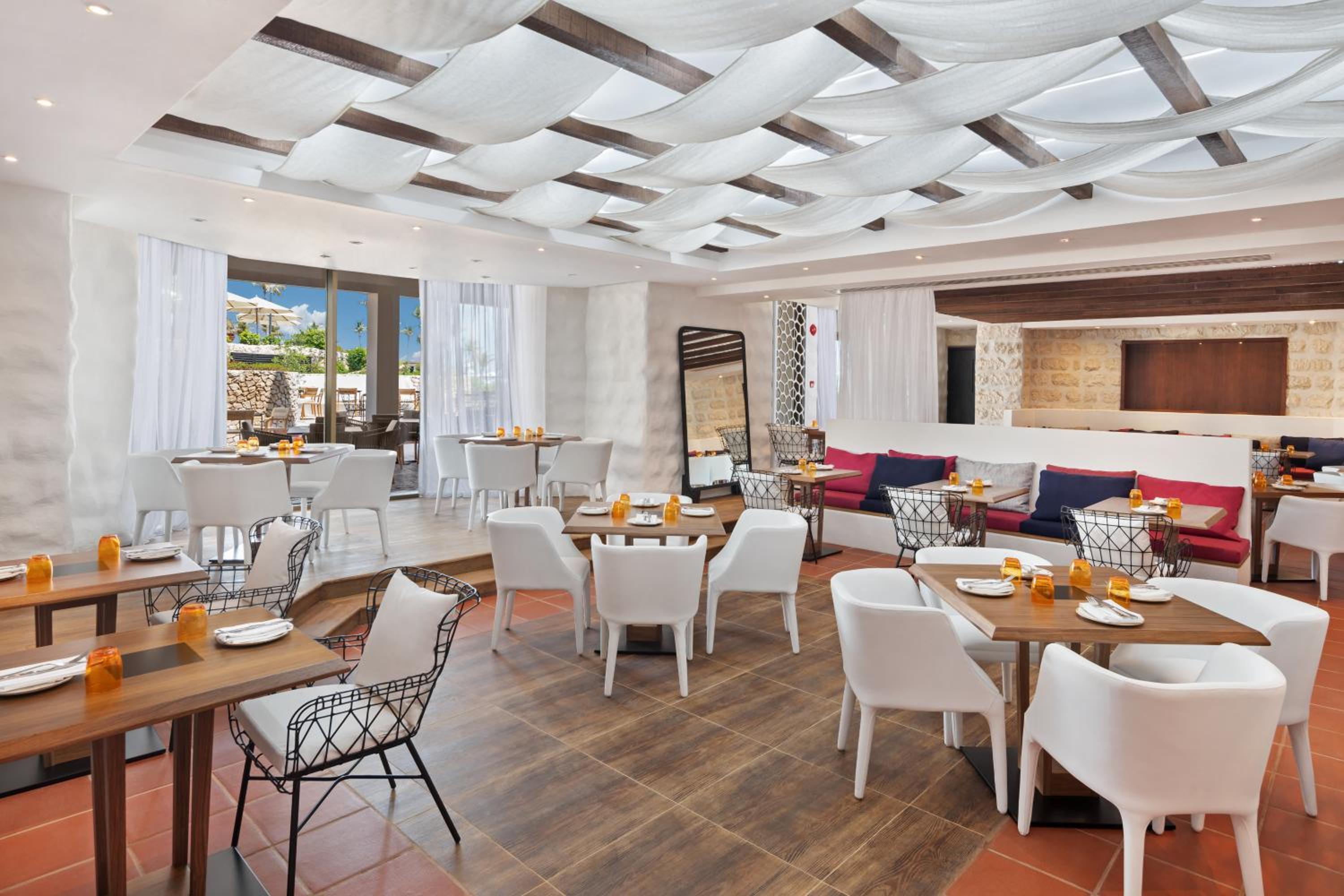 JA Beach Hotel, Dubai