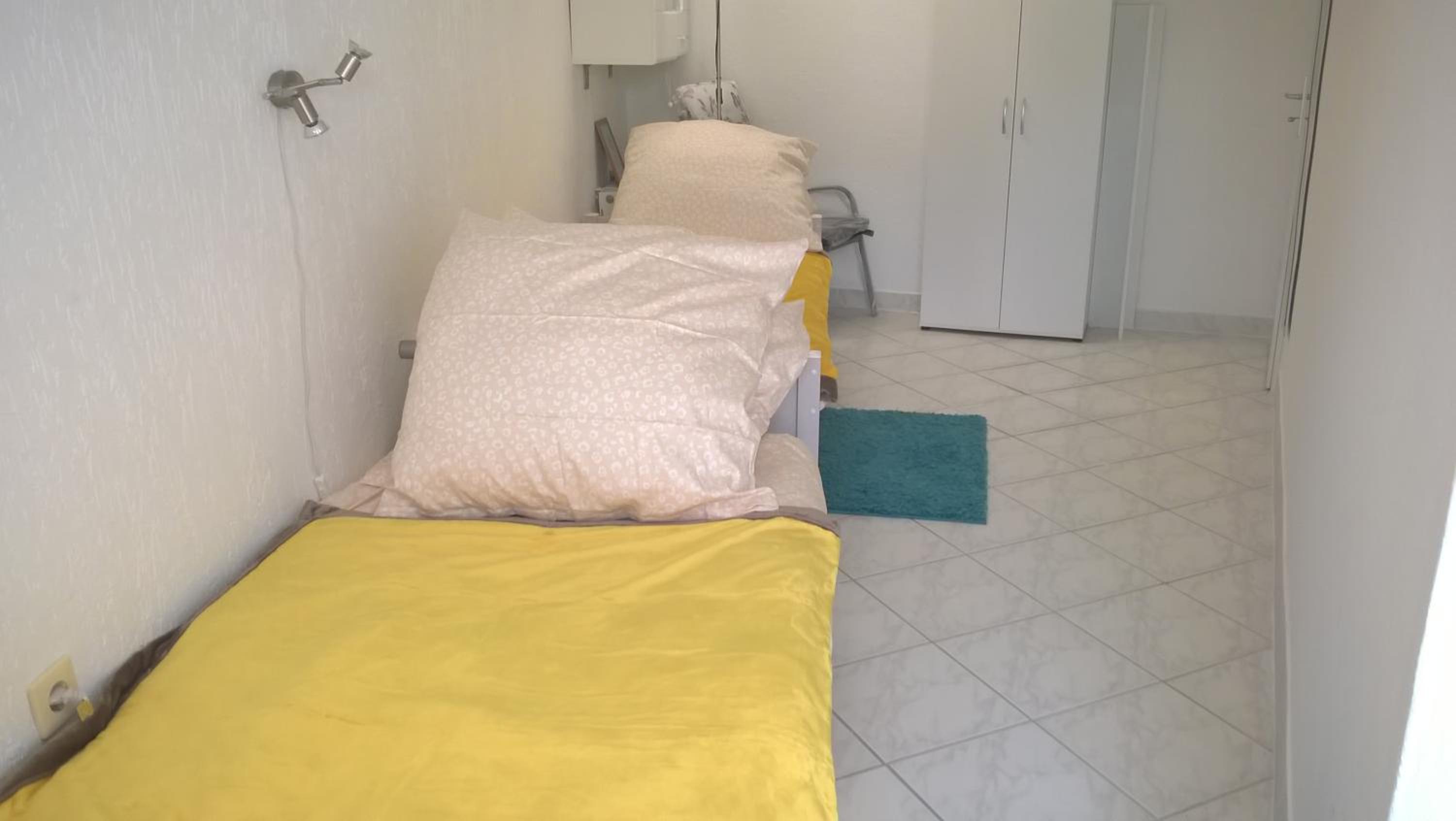 51381Leverkusen Ferienwo - Monteurwo - Bungalow - 6 Pers. - drei Zim je 2 Betten - löffelfertig -Zur Sonnenblume