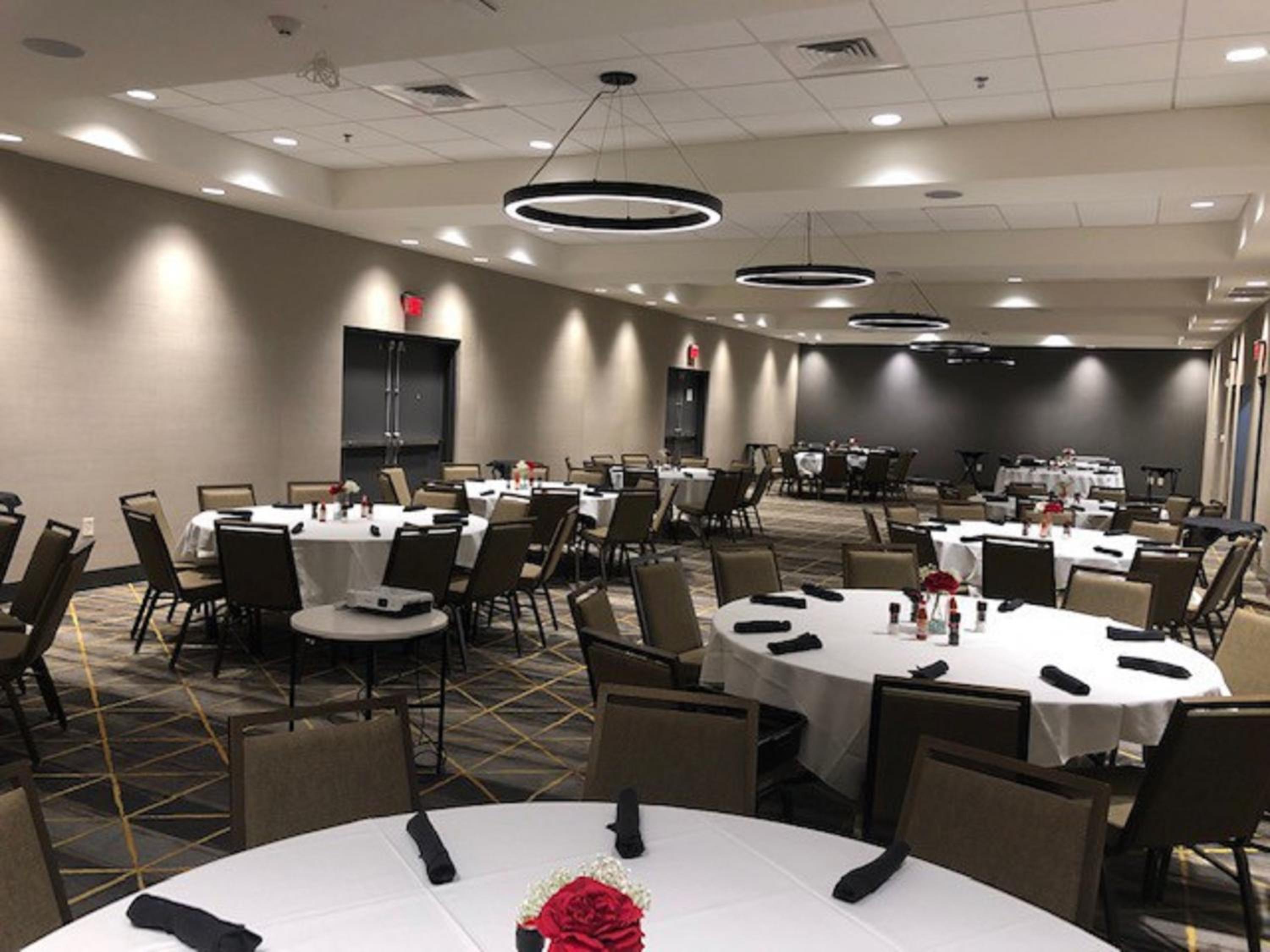 Fayetteville Vacations - Holiday Inn Suites - Fayetteville W-Fort Bragg Area, an IHG Hotel - Property Image 9