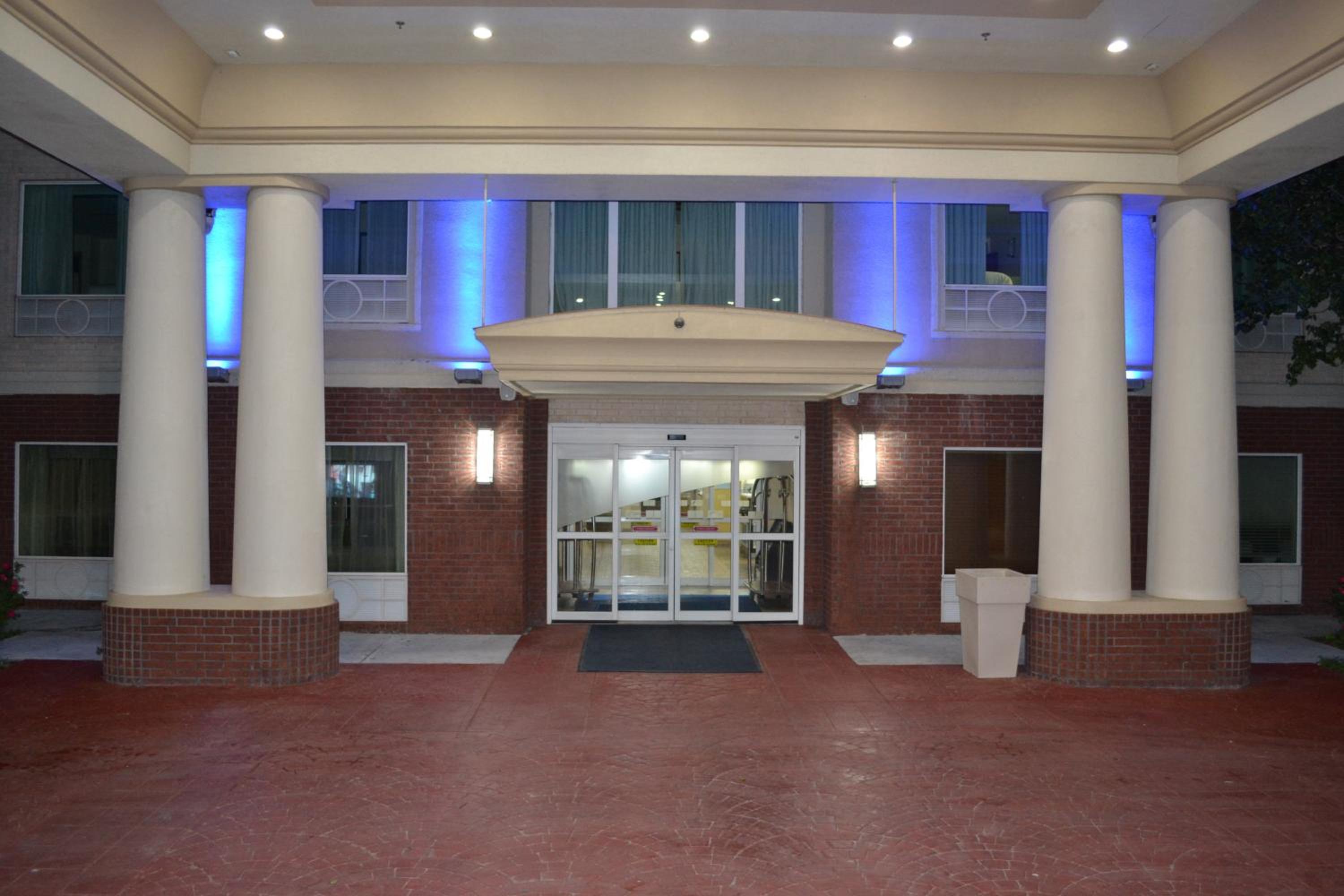 Gainesville Vacations - Holiday Inn Express Hotel  Suites Gainesville, an IHG Hotel - Property Image 2