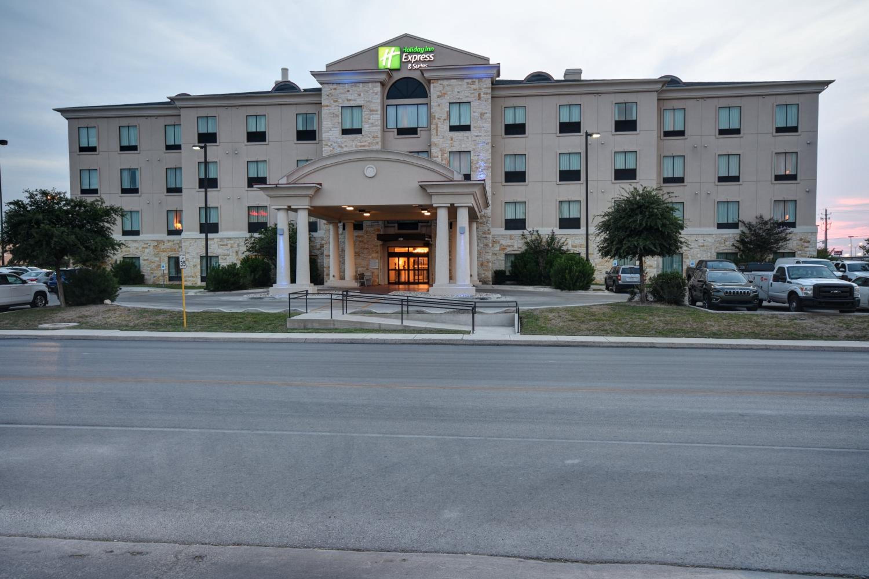 Del Rio Vacations - Holiday Inn Express  Suites Del Rio, an IHG Hotel - Property Image 1