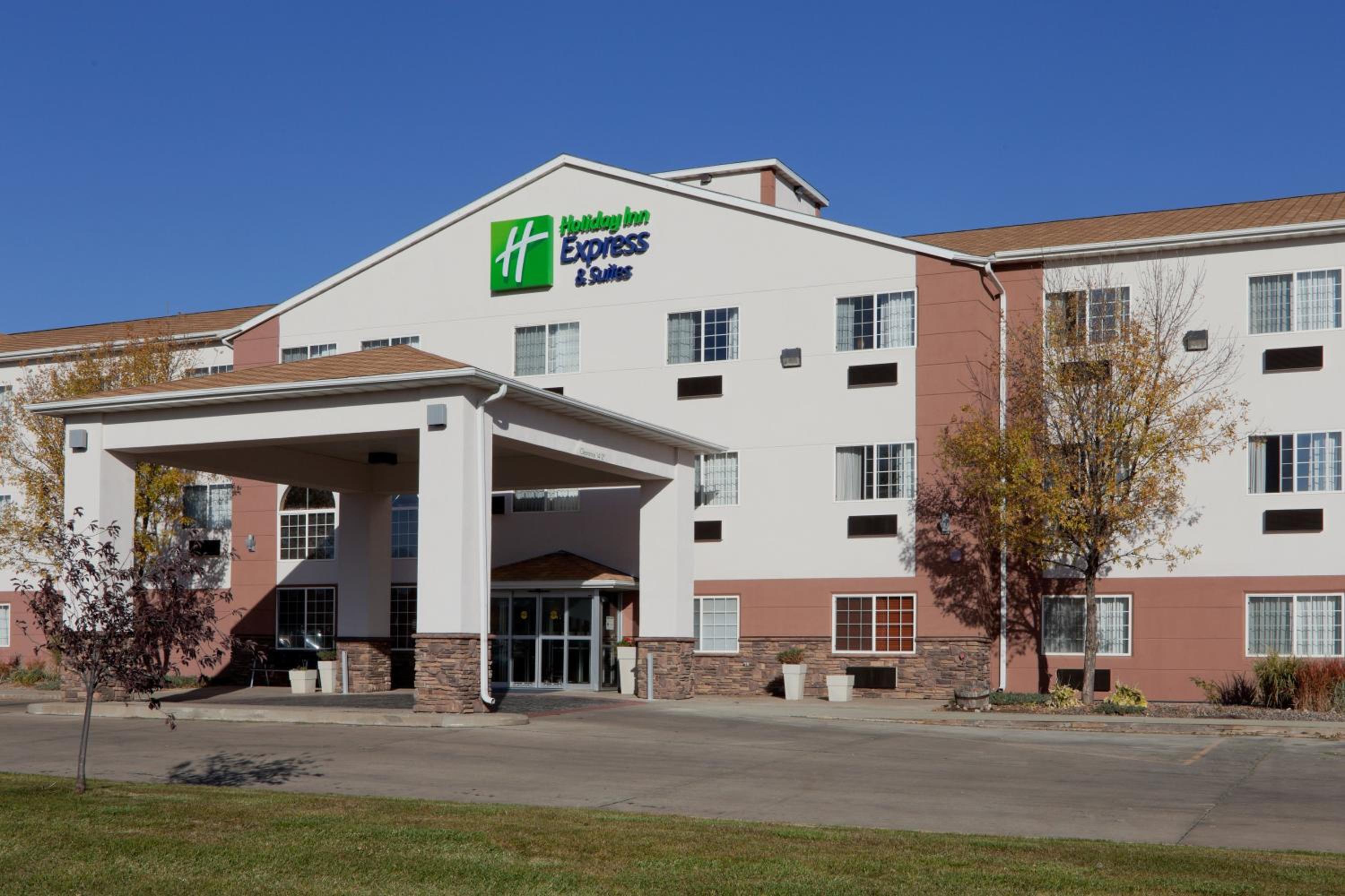 Pierre Vacations - Holiday Inn Express Hotel  Suites Pierre-Fort Pierre, an IHG Hotel - Property Image 1