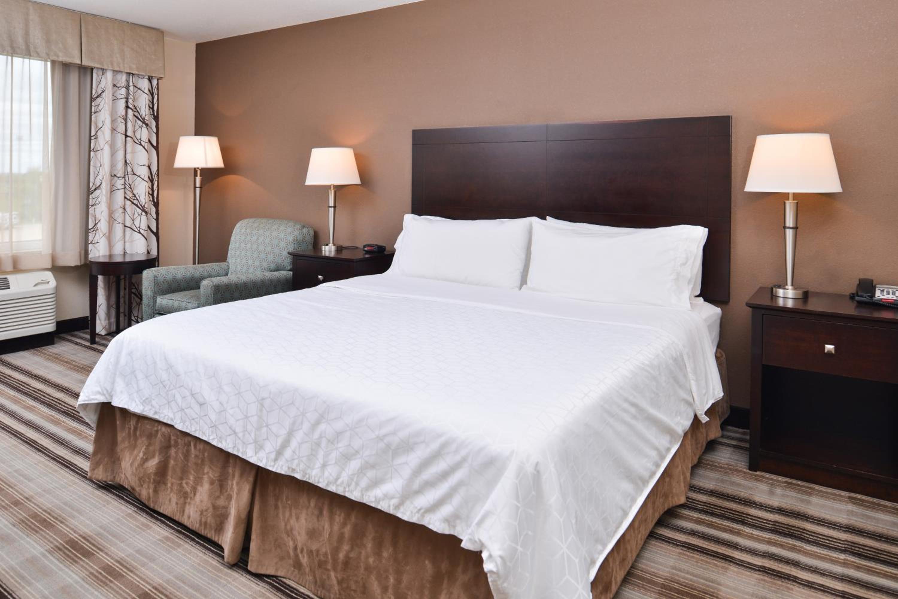 Emporia Vacations - Holiday Inn Express  Suites Emporia Northwest, an IHG Hotel - Property Image 7