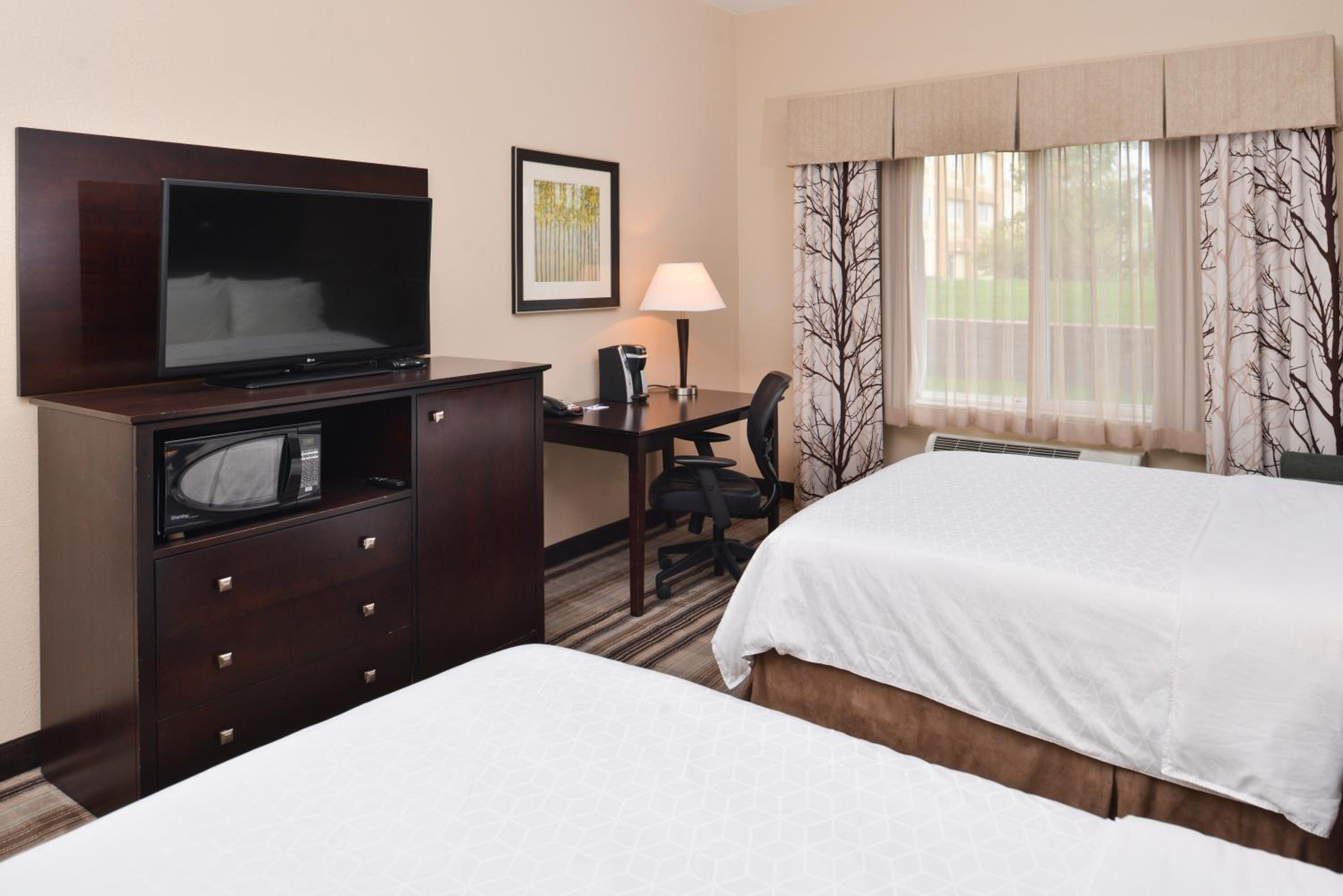 Emporia Vacations - Holiday Inn Express  Suites Emporia Northwest, an IHG Hotel - Property Image 2