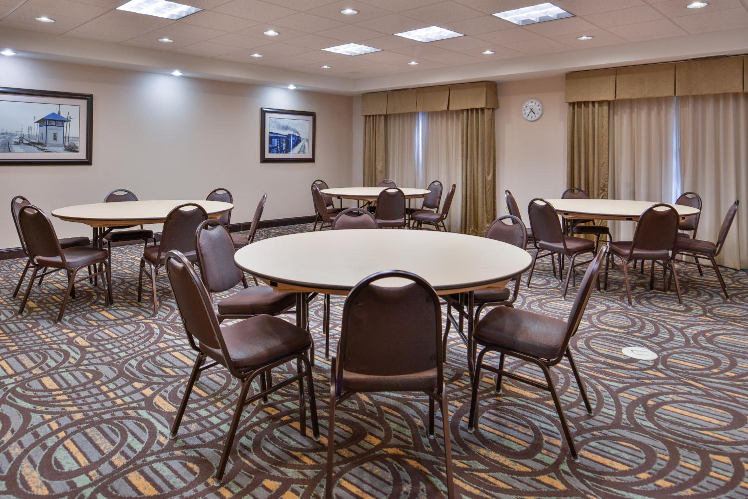 Emporia Vacations - Holiday Inn Express  Suites Emporia Northwest, an IHG Hotel - Property Image 1