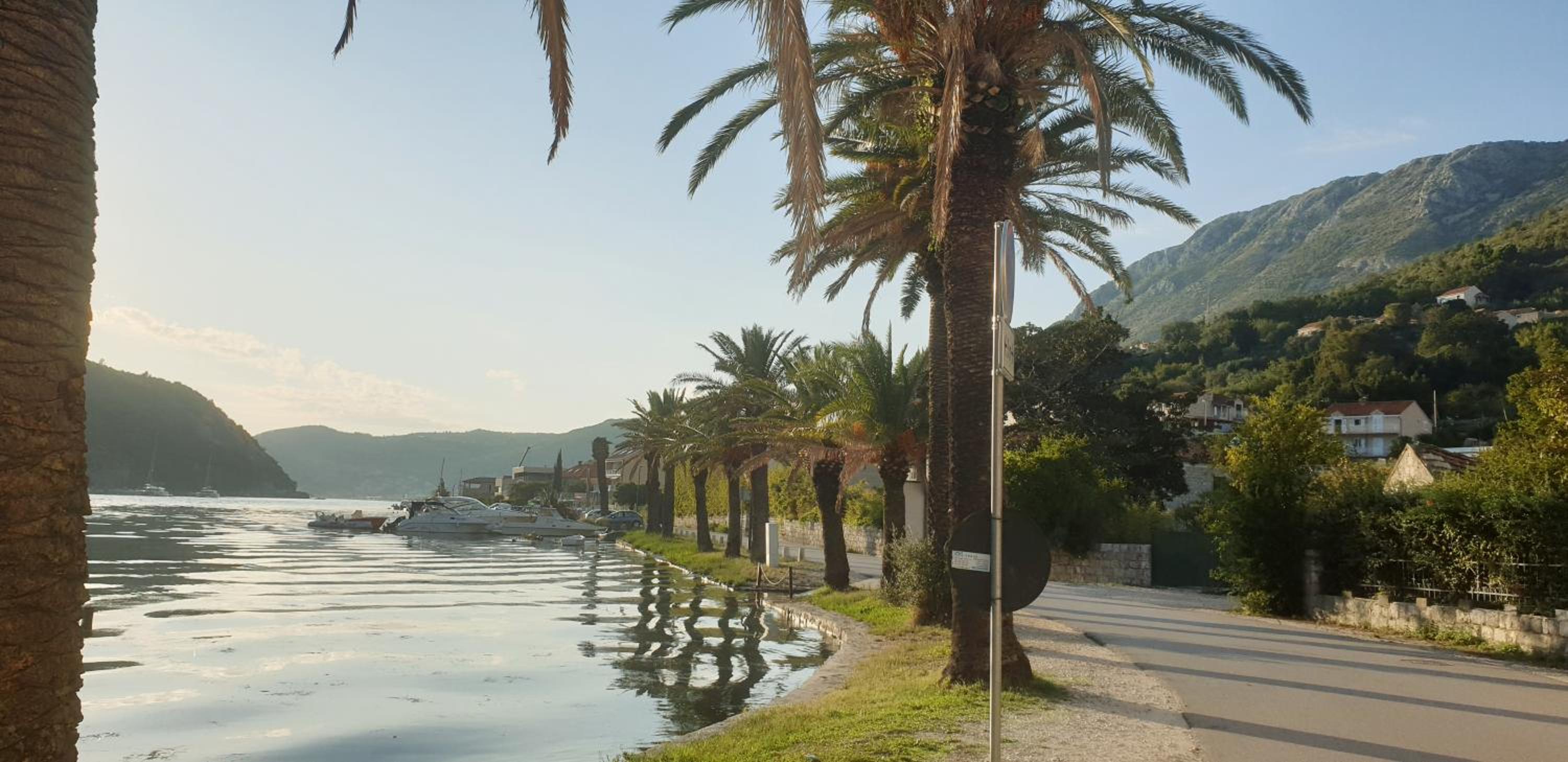 RozART - river marina apartment with free parking