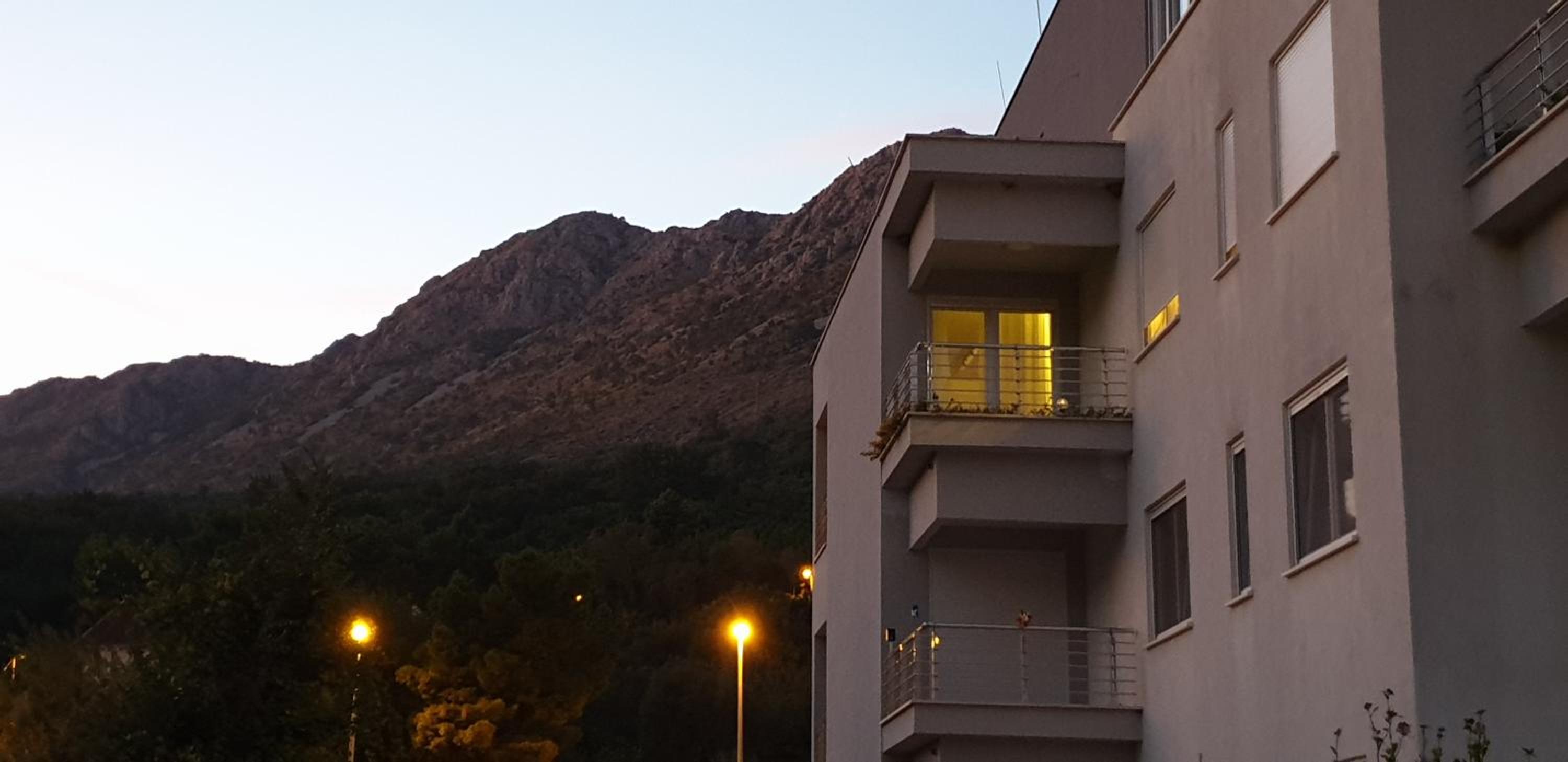 RozART - river marina apartment with free parking