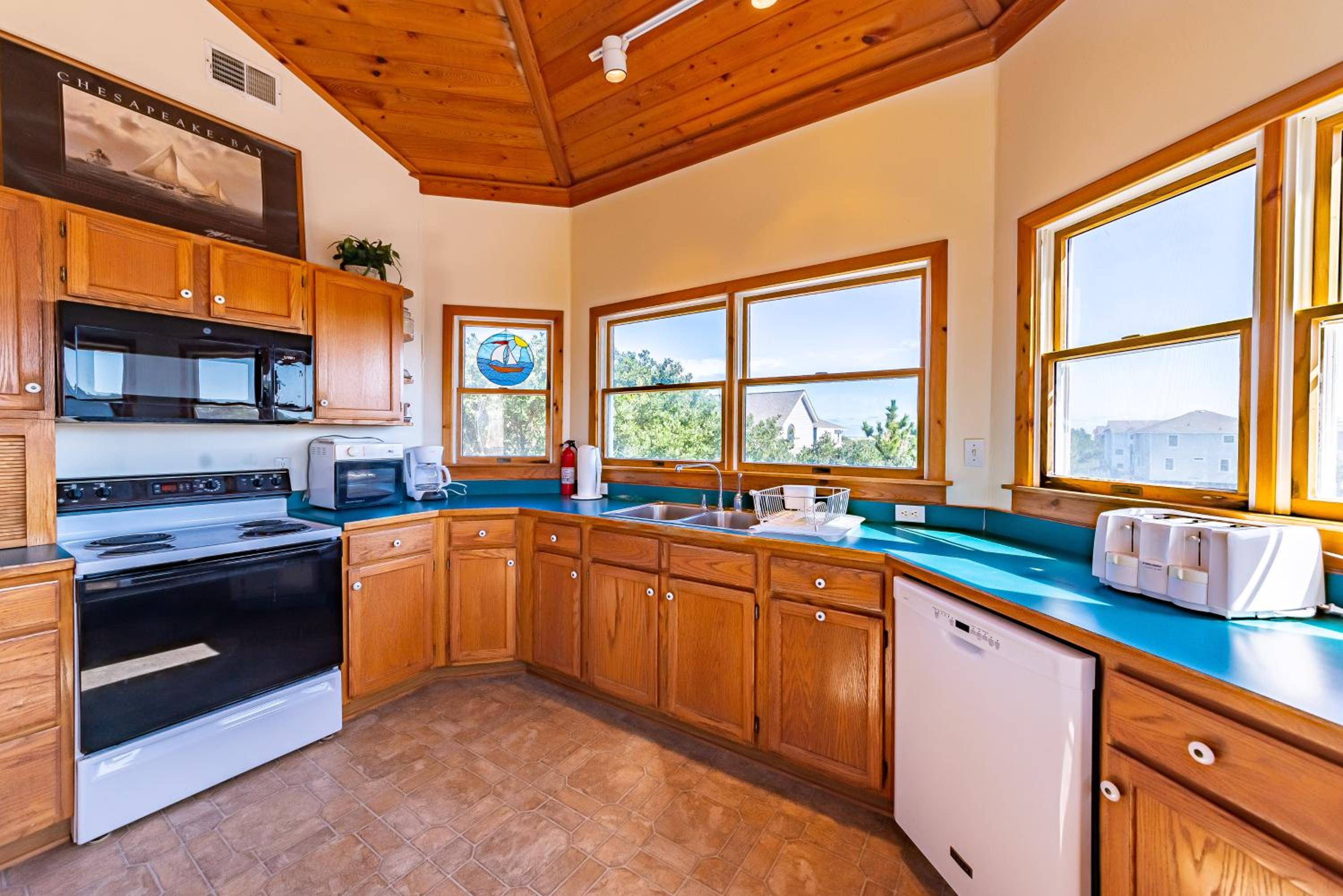 Eagle Quay - Corolla, Ocean Sands, Oceanside, 190 Yds to Beach, Hot Tub, Pets OK, Community Pool