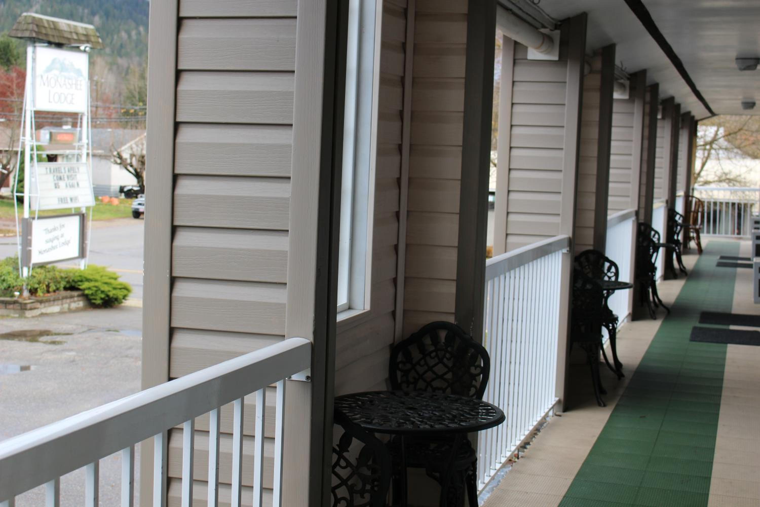 Monashee Lodge