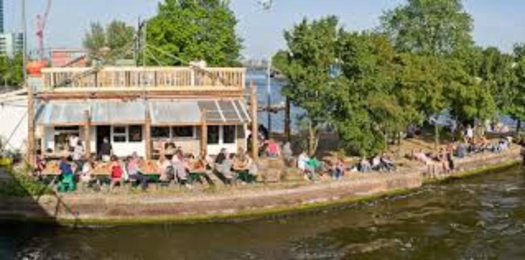 Newly renovated houseboat The Waterhouse