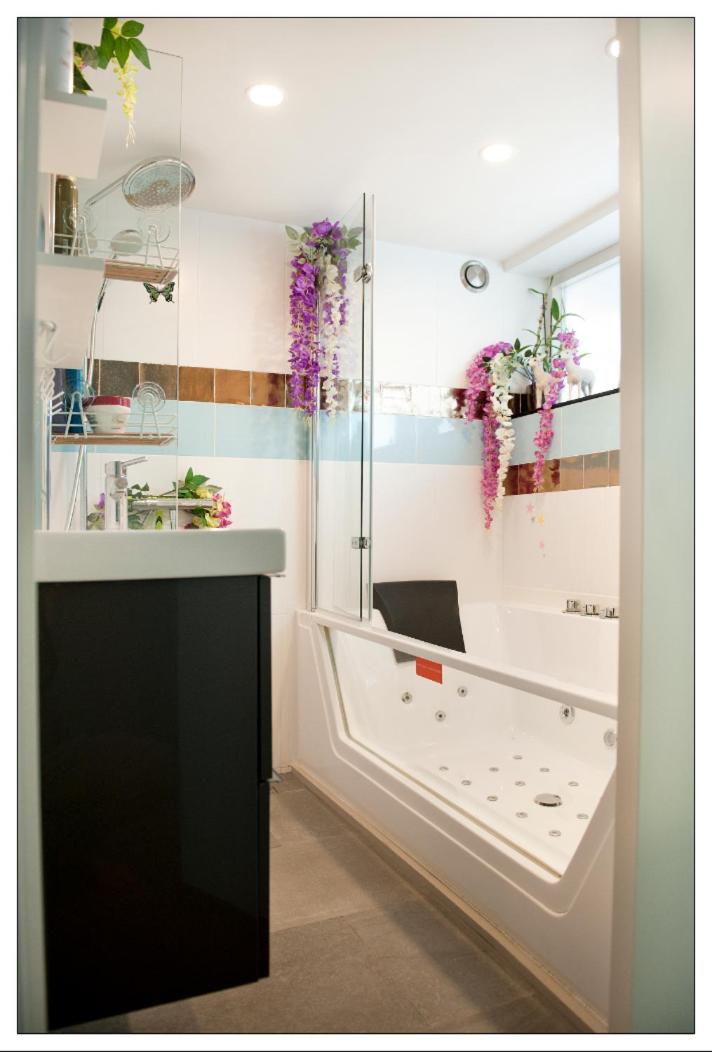 Newly renovated houseboat The Waterhouse