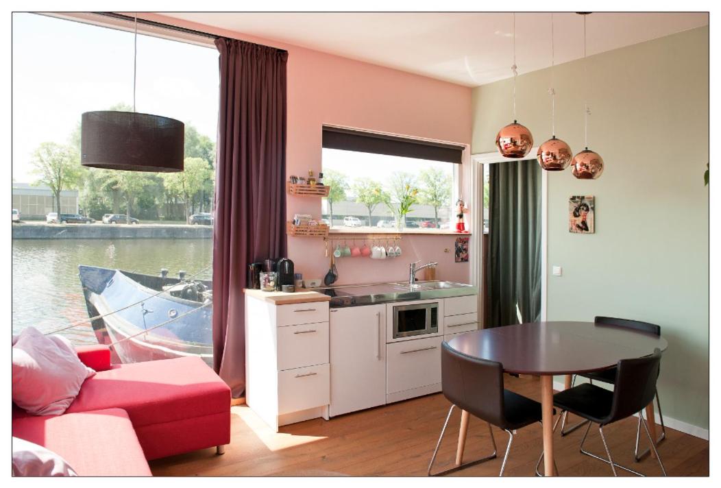Newly renovated houseboat The Waterhouse