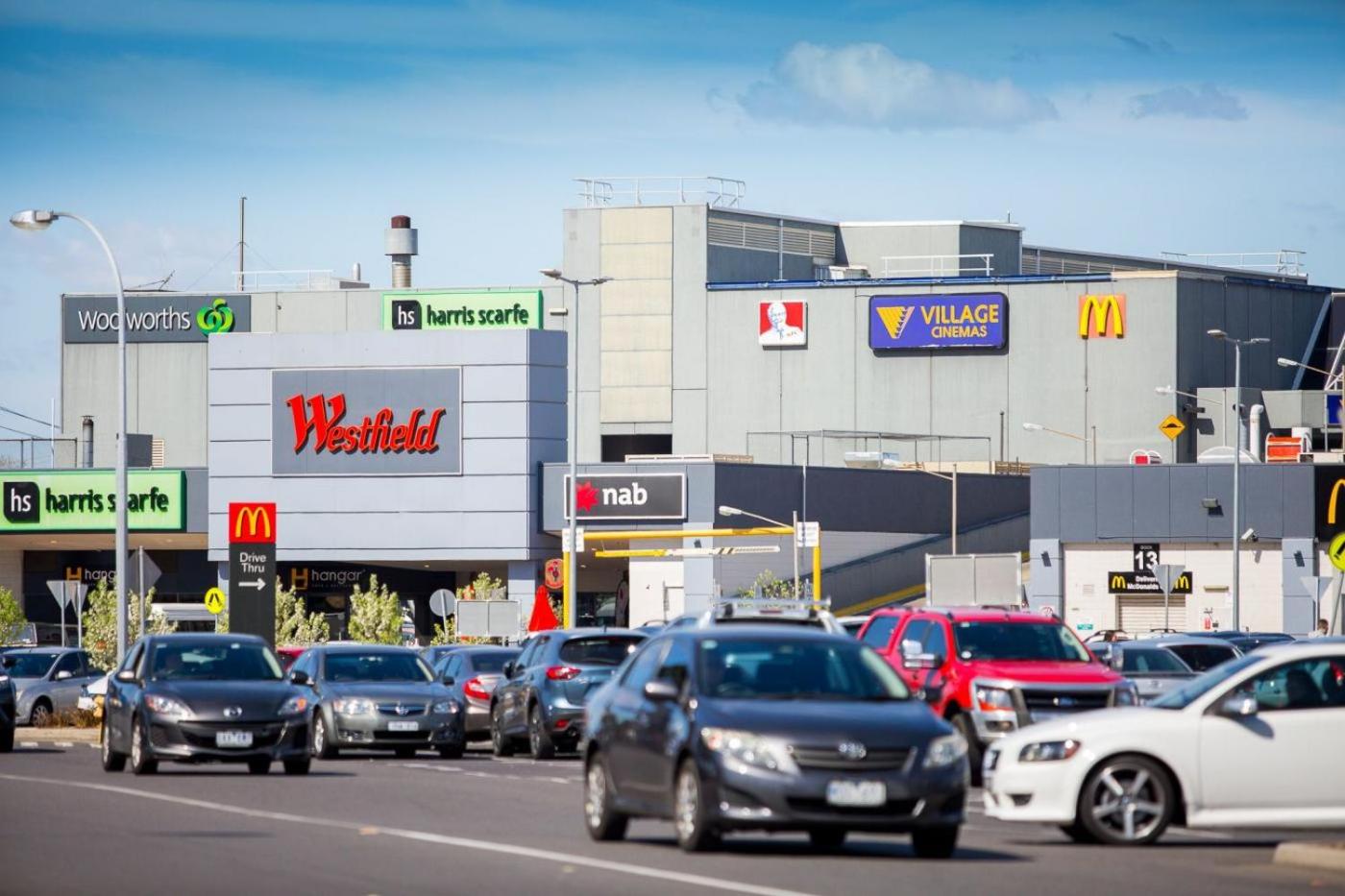 Silver House - Melbourne Airport Accommodation - 7 Minutes from Melbourne Airport