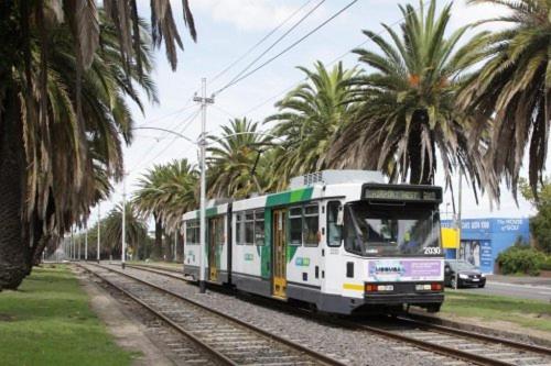 Silver House - Melbourne Airport Accommodation - 7 Minutes from Melbourne Airport
