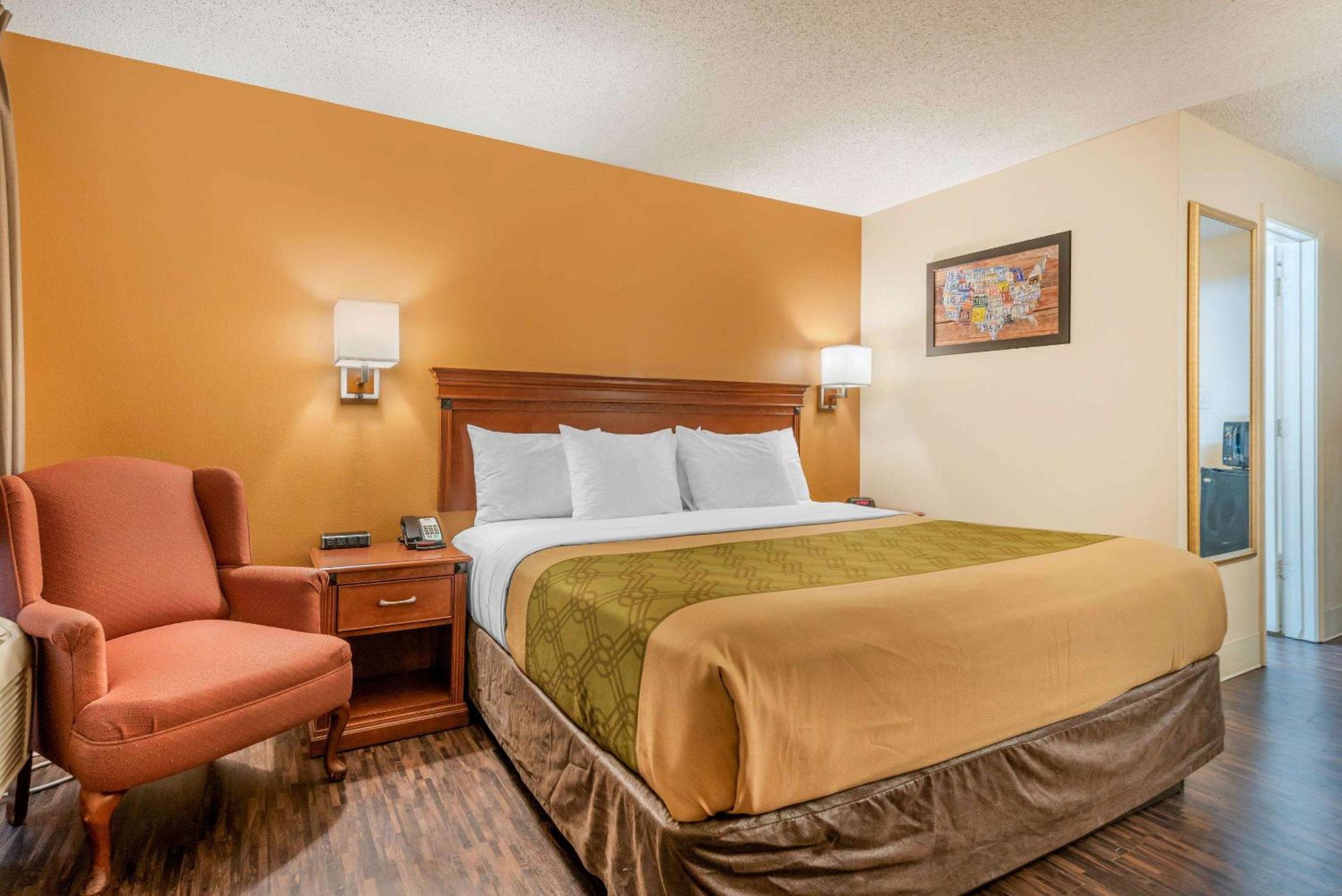 Econo Lodge Louisville Downtown - Image 2