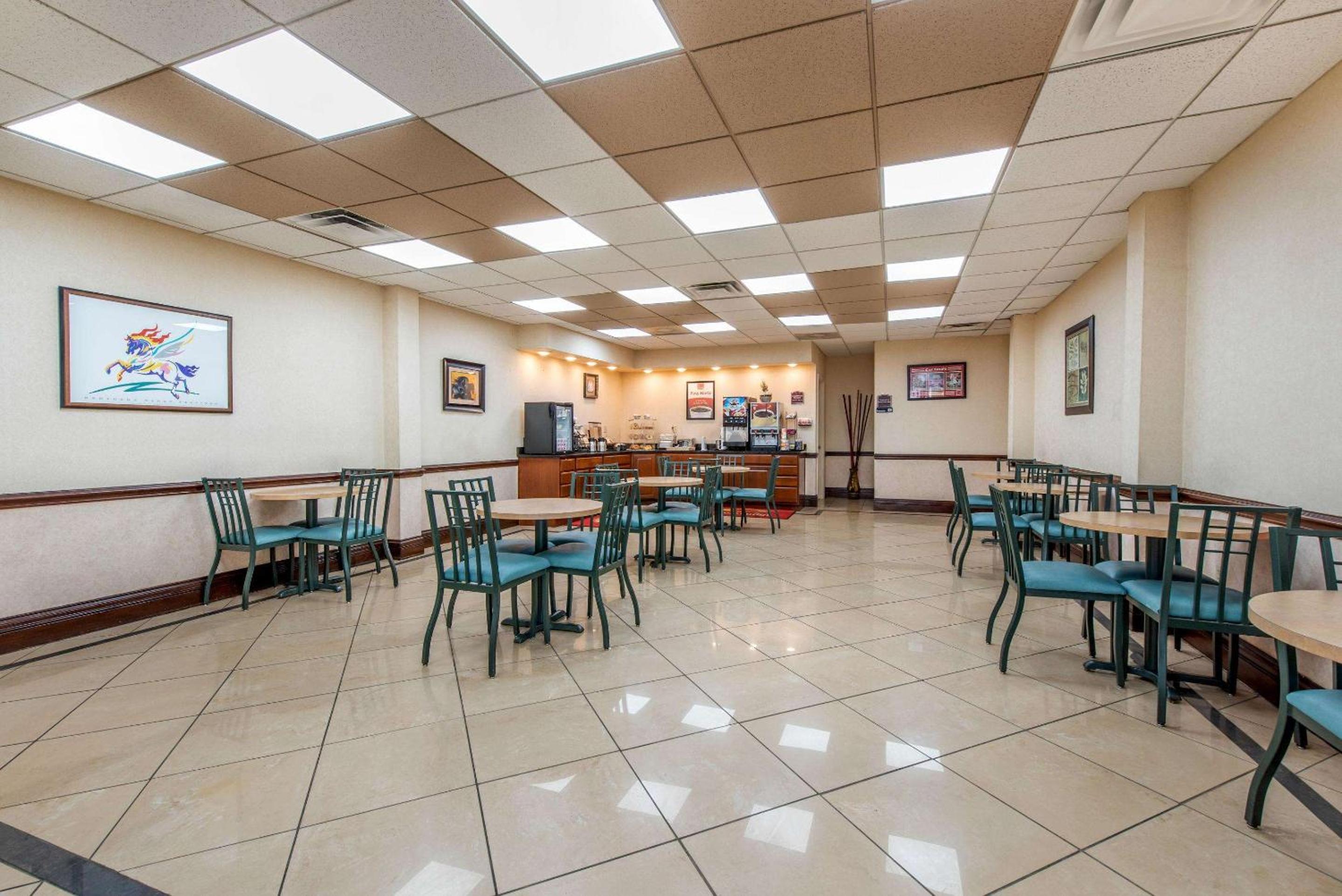 Econo Lodge Louisville Downtown - Image 4