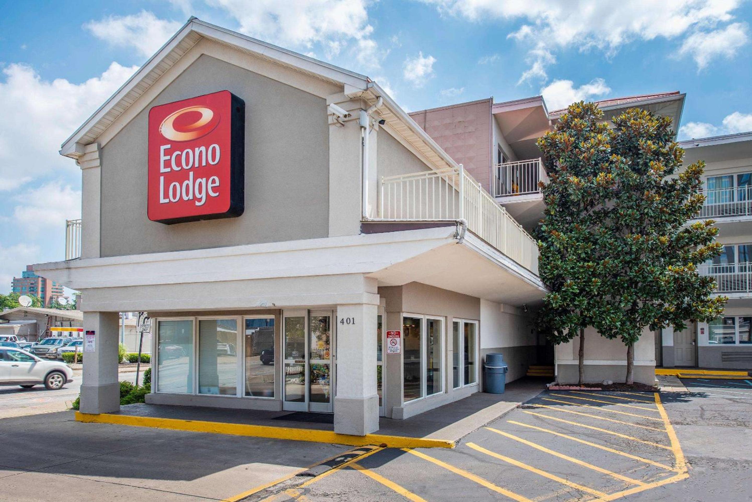 Econo Lodge Louisville Downtown - Image 1