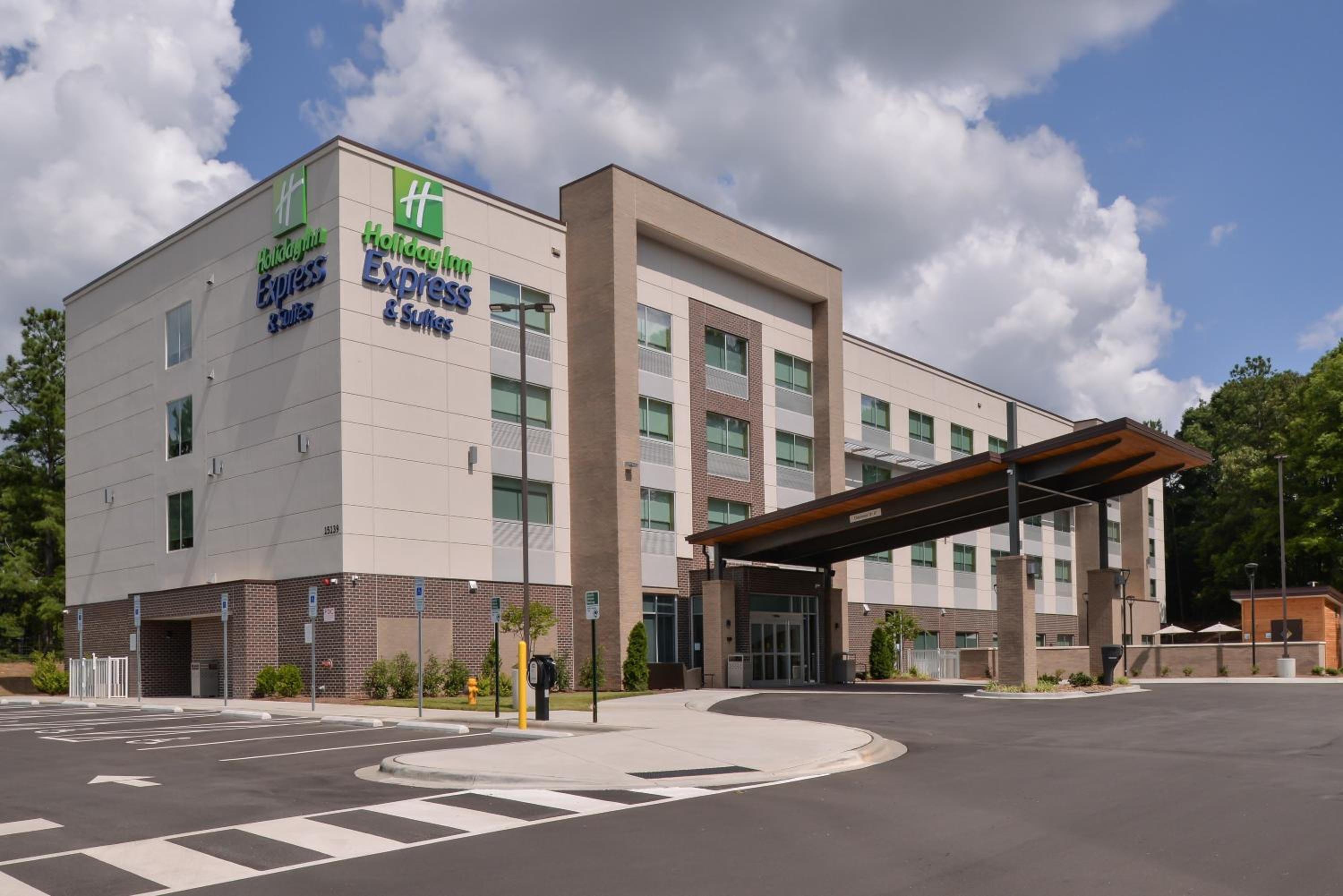 Charlotte Vacations - Holiday Inn Express  Suites Charlotte - Ballantyne, an IHG Hotel - Property Image 1
