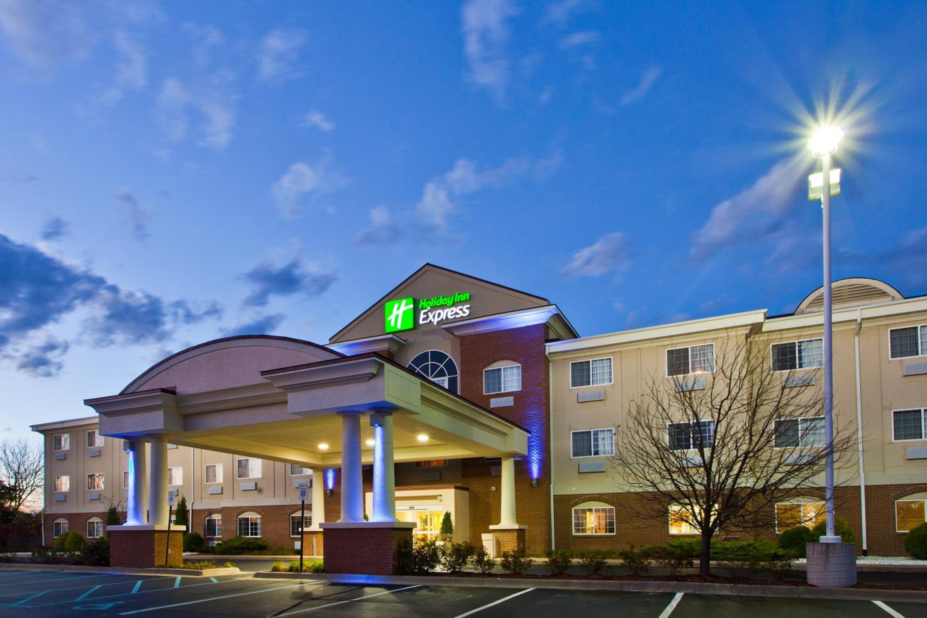 Holiday Inn Express Hotel & Suites Charlotte by IHG view 2