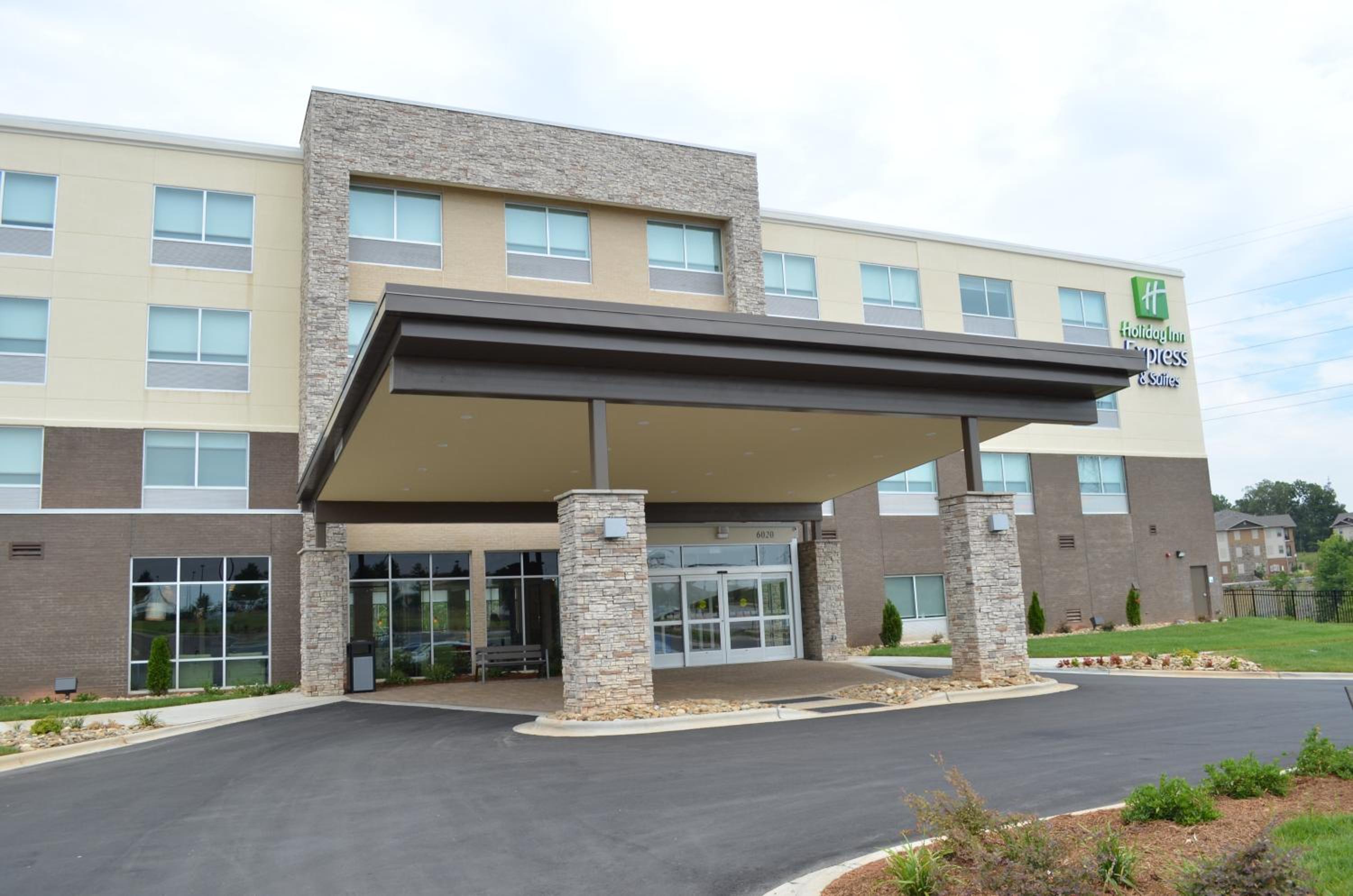 Hotel Holiday Inn Express & Suites - Charlotte NE - University Area, an IHG Hotel - Image 1