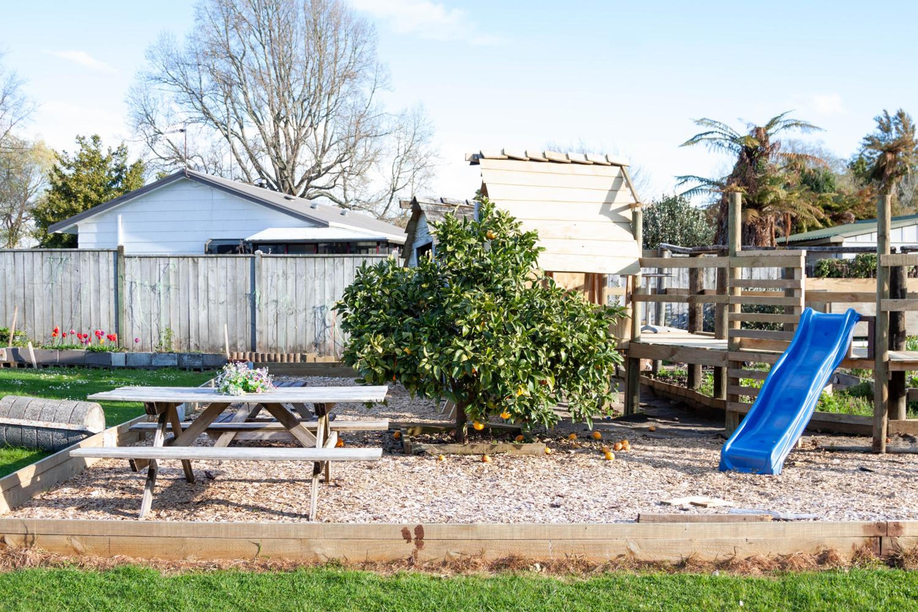 Jack & Di's Waiteti Lakefront Motel