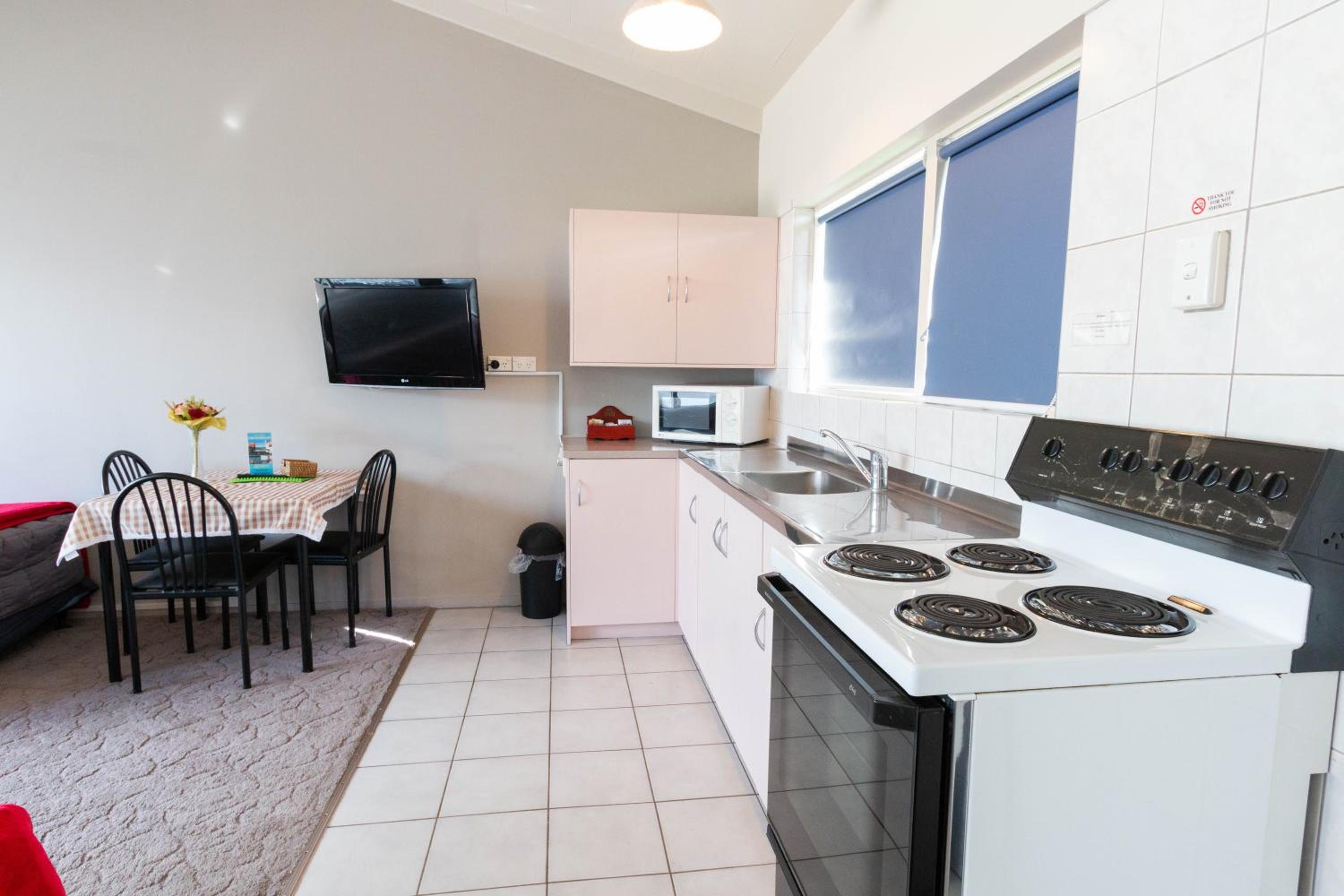 Jack & Di's Waiteti Lakefront Motel