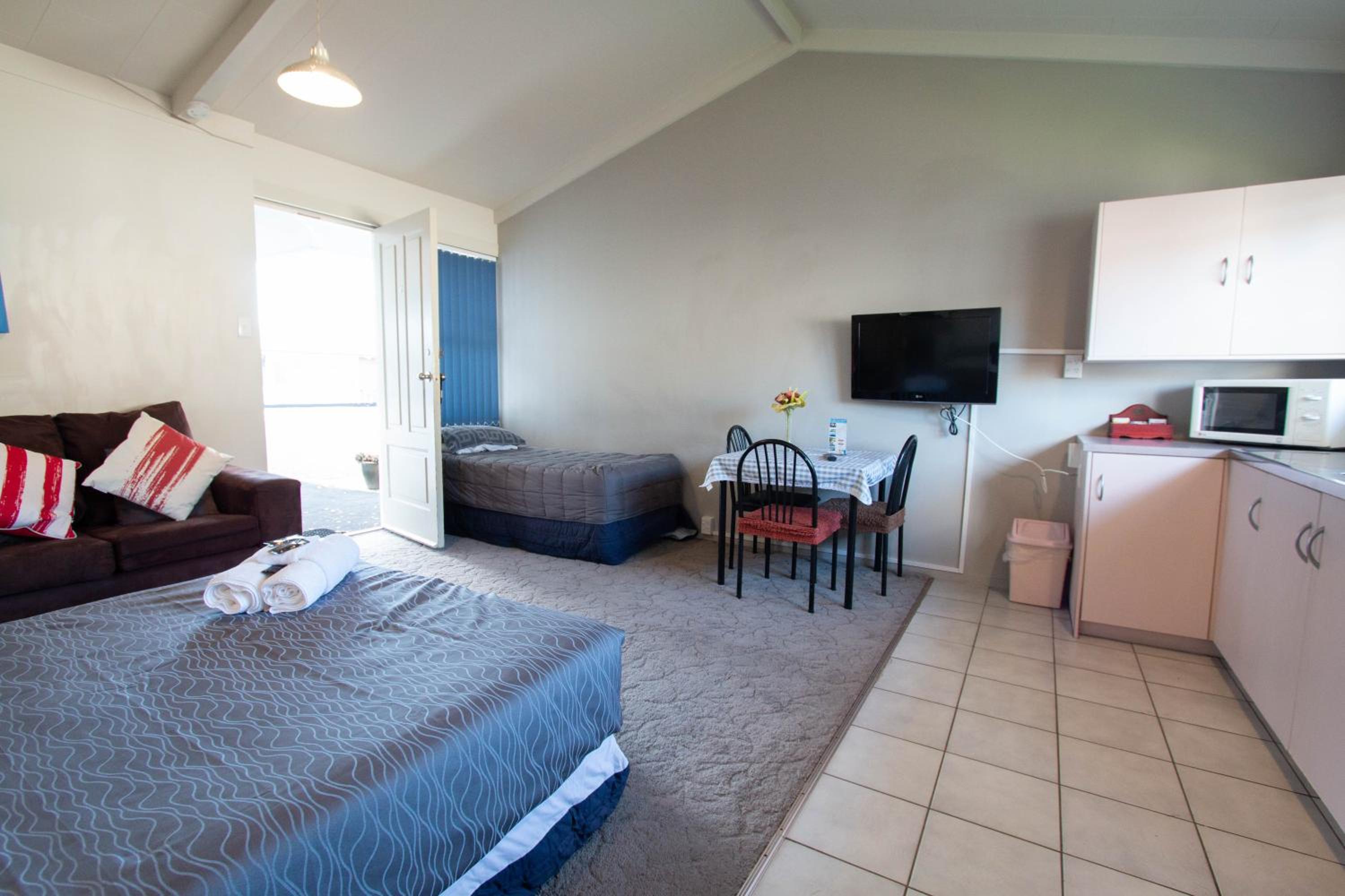 Jack & Di's Waiteti Lakefront Motel