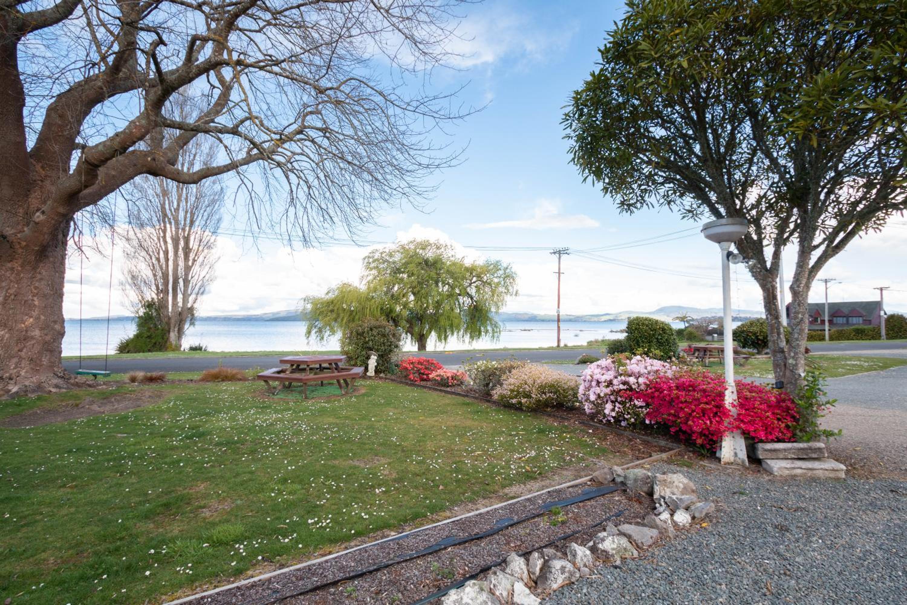 Jack & Di's Waiteti Lakefront Motel