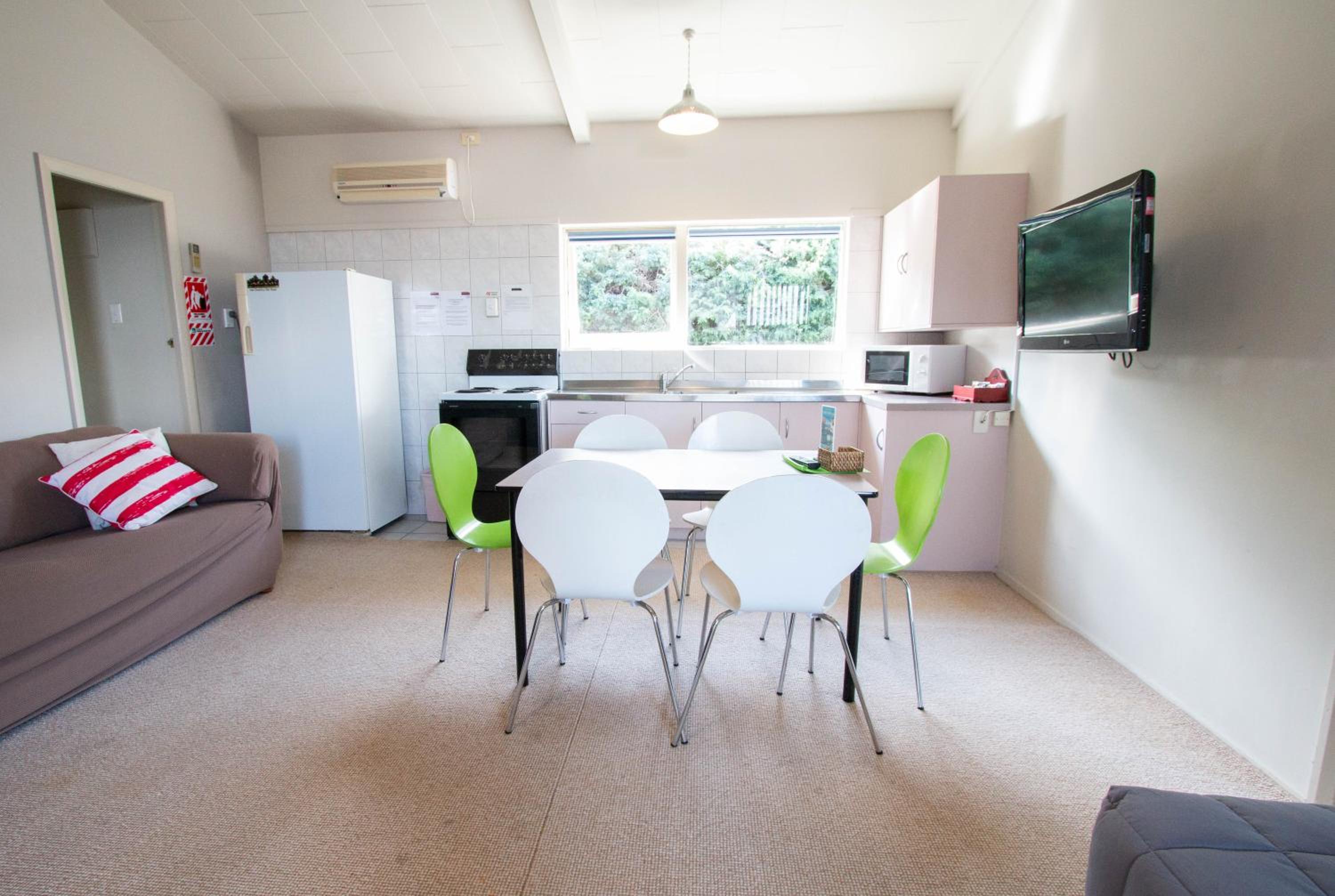 Jack & Di's Waiteti Lakefront Motel