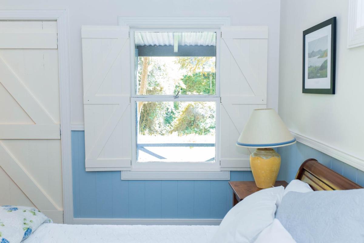 Akaroa Streamside Cottage view 4