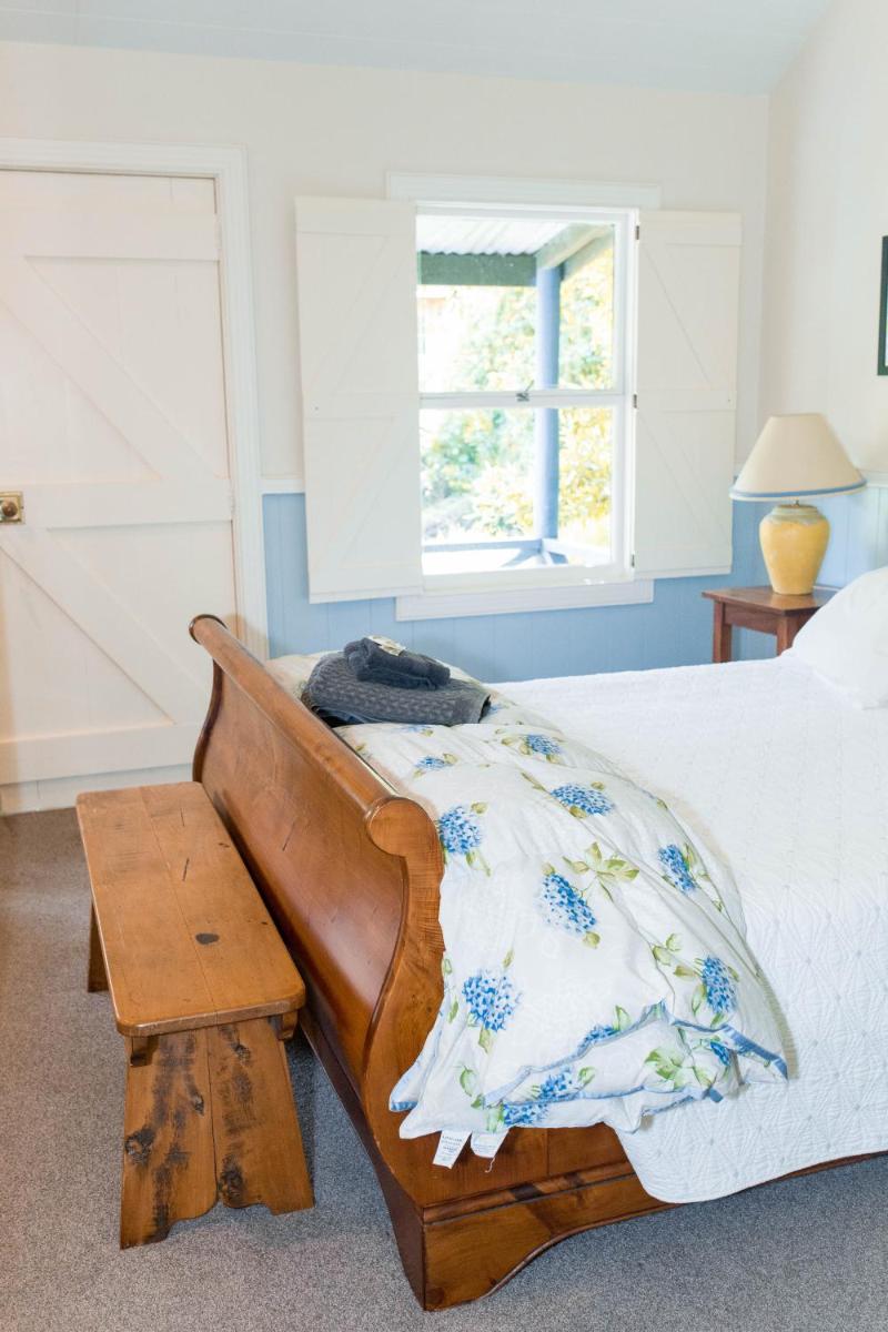Akaroa Streamside Cottage view 3