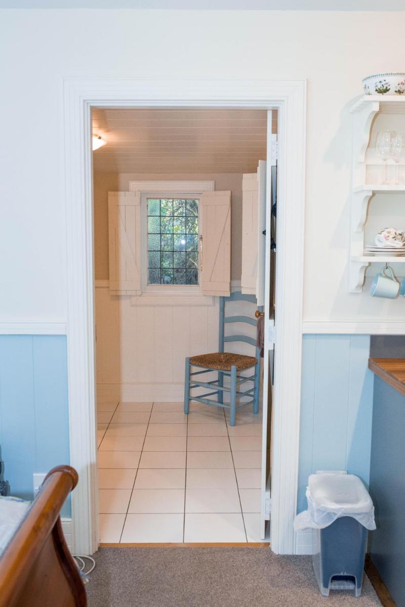 Akaroa Streamside Cottage view 5