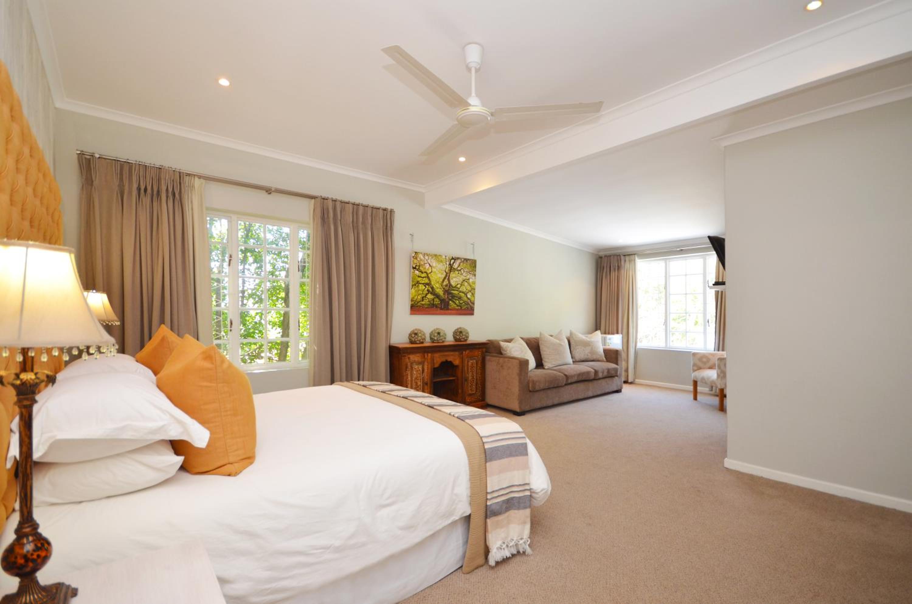 Lodge on Main Guest House and Conference Centre