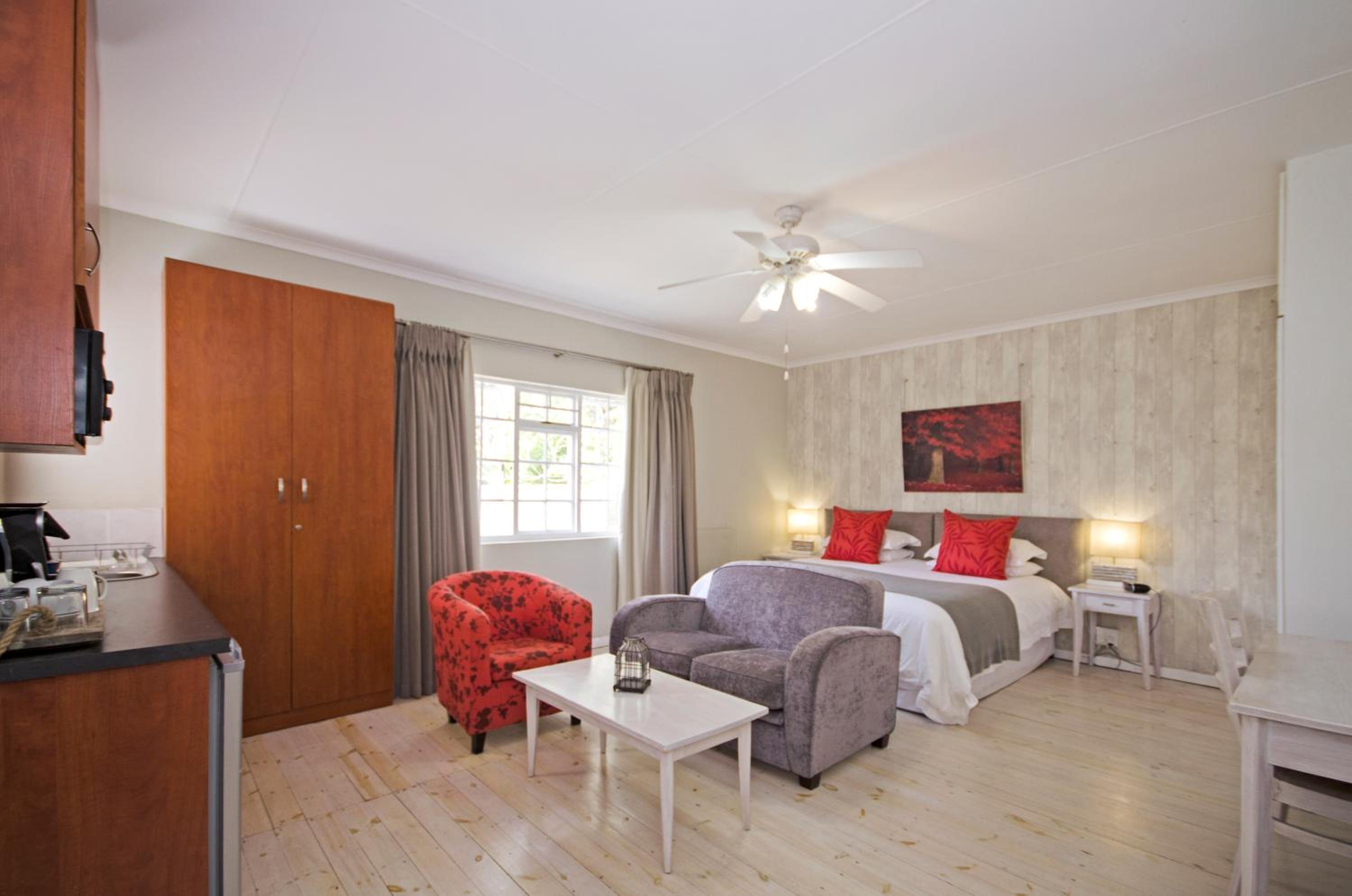 Lodge on Main Guest House and Conference Centre