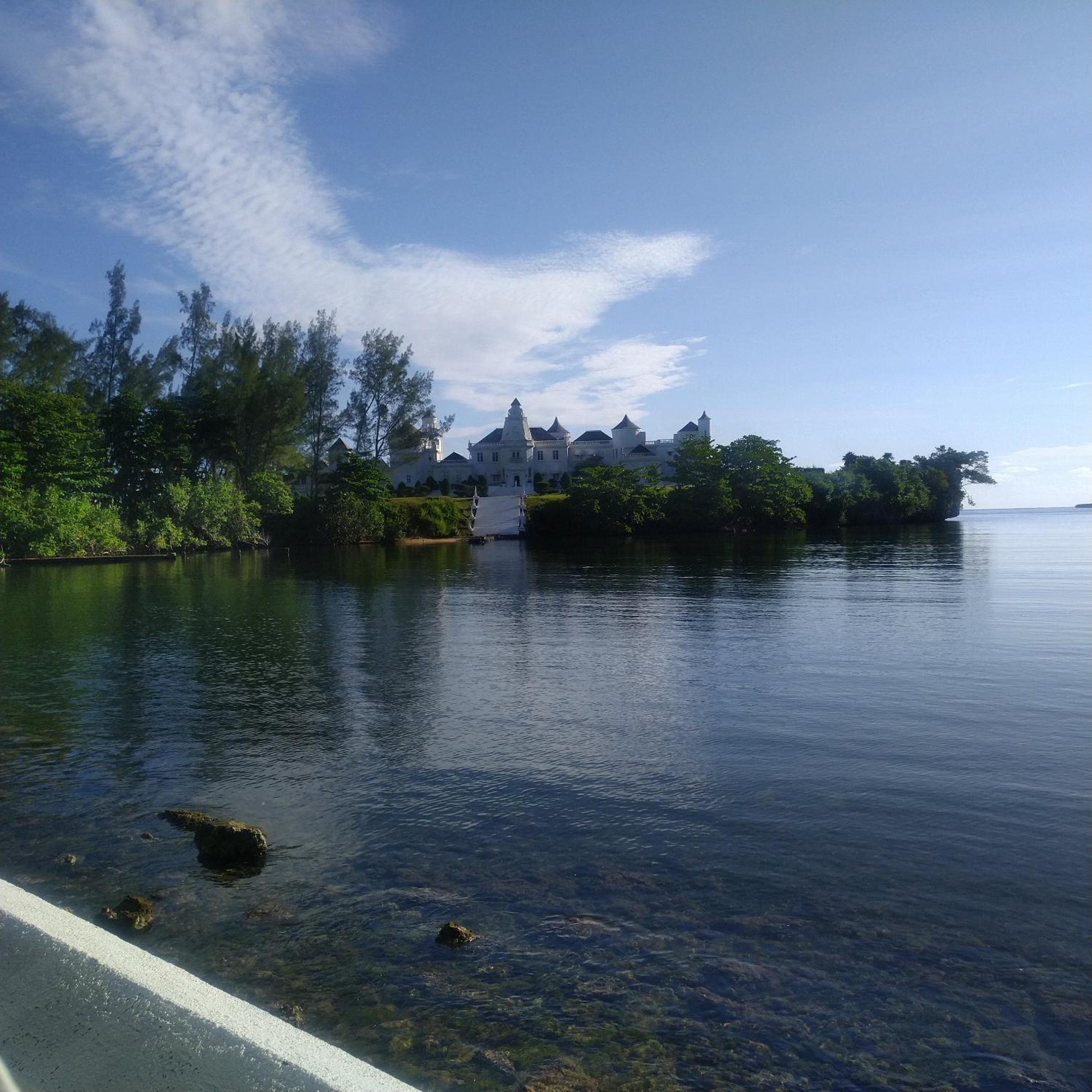 ThA LaGooN SpOt Caribbean BrEeZe view 4