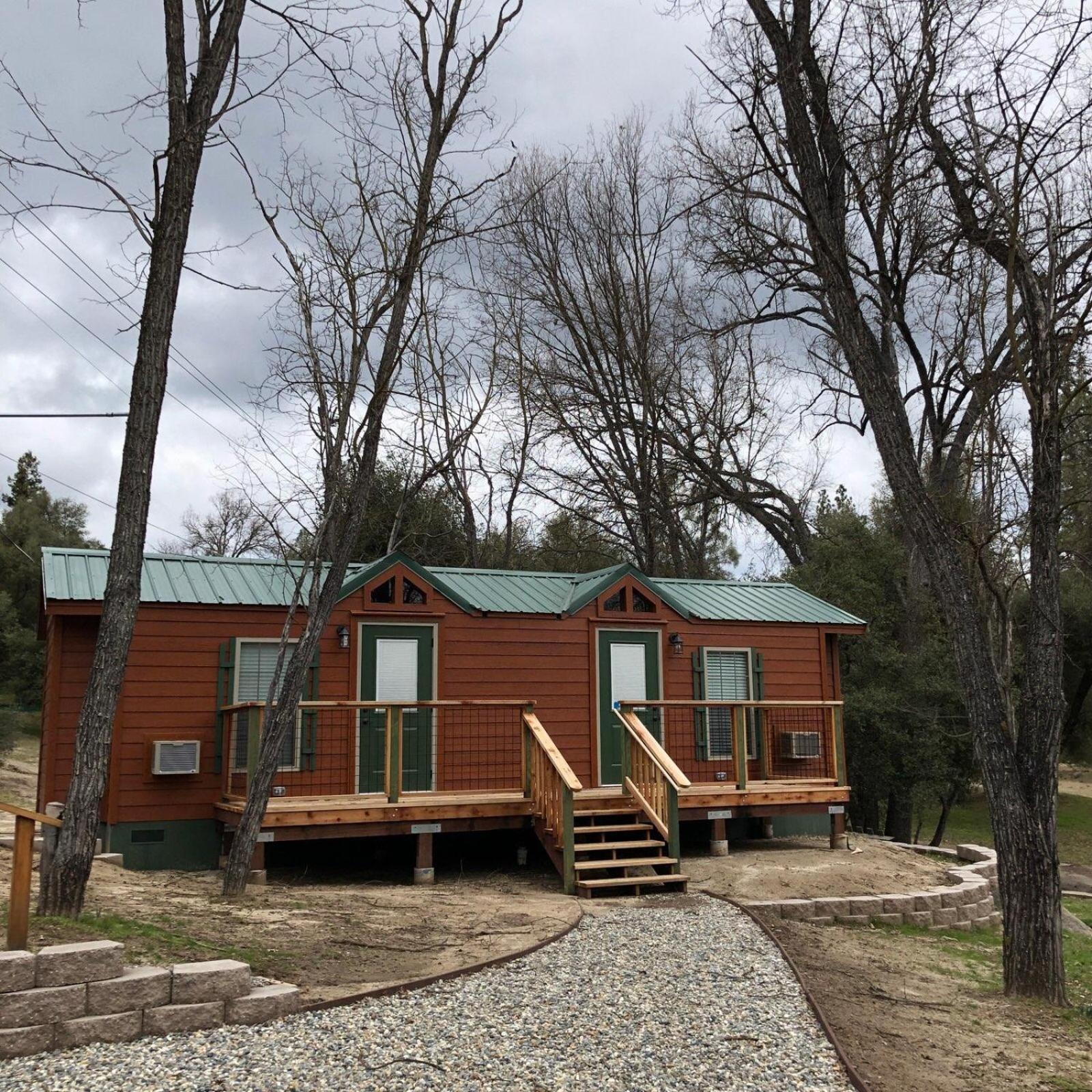 Hotel Queen's Inn By The River - Image 1