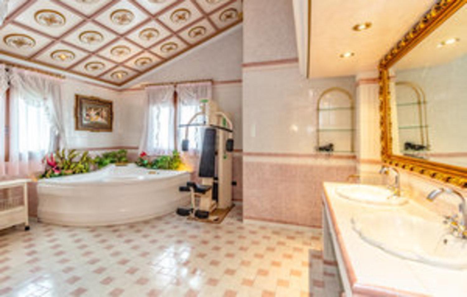 VILLA WITH PRIVATE POOL,NEAR THE BEACH , BBQ, WiFi
