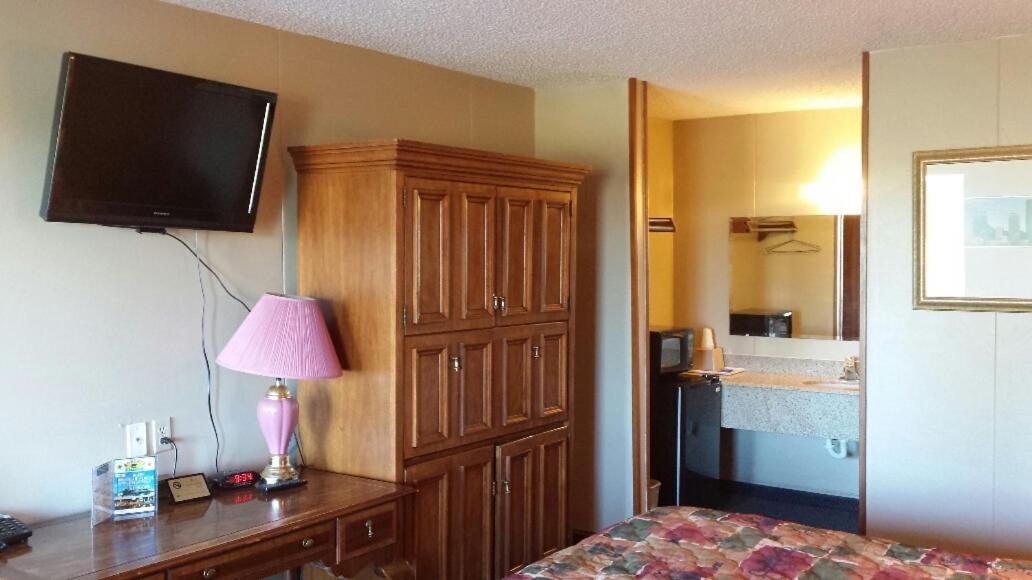 Carefree Inn Flatonia