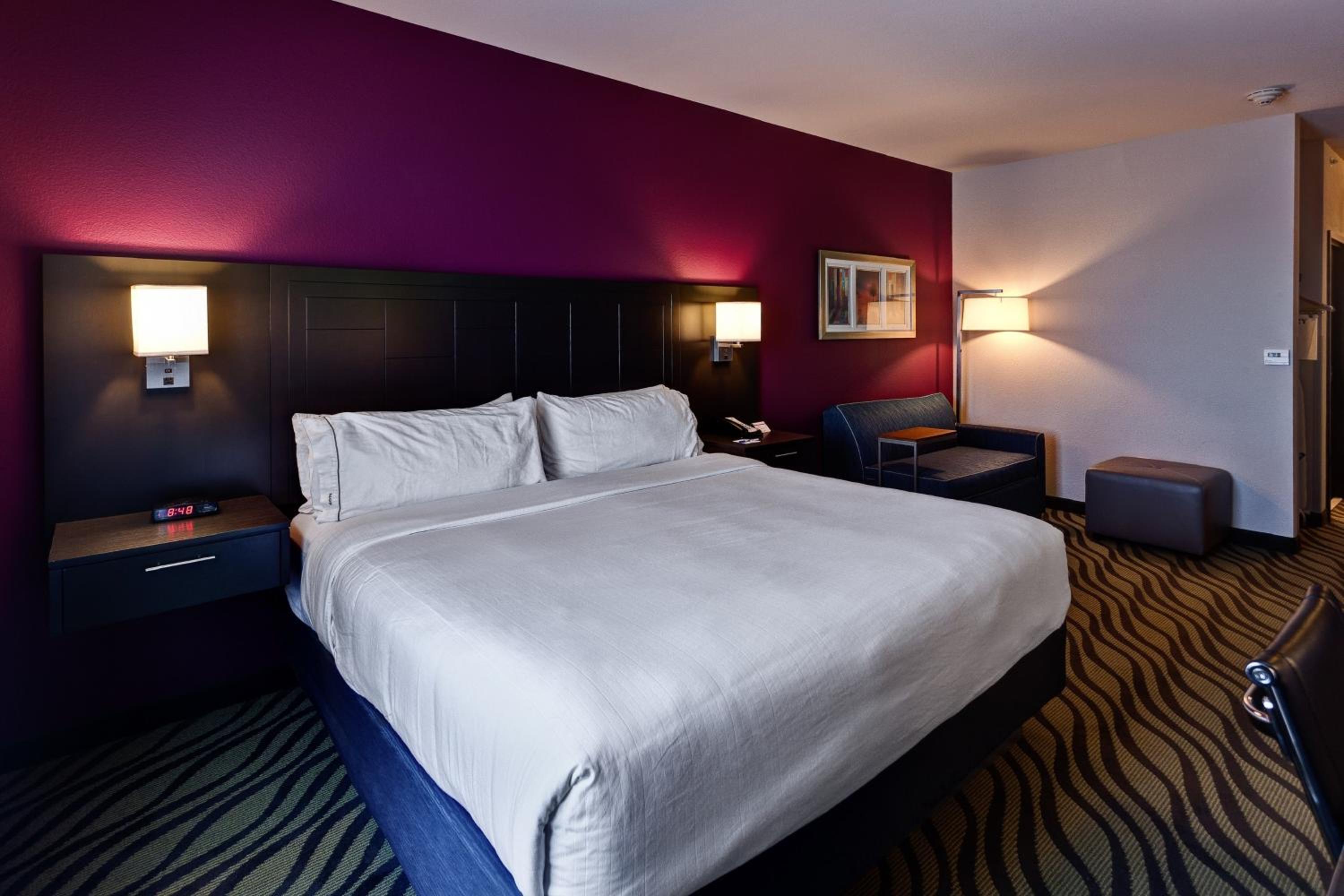 Hutchinson Vacations - Holiday Inn Express Hutchison, an IHG Hotel - Property Image 6