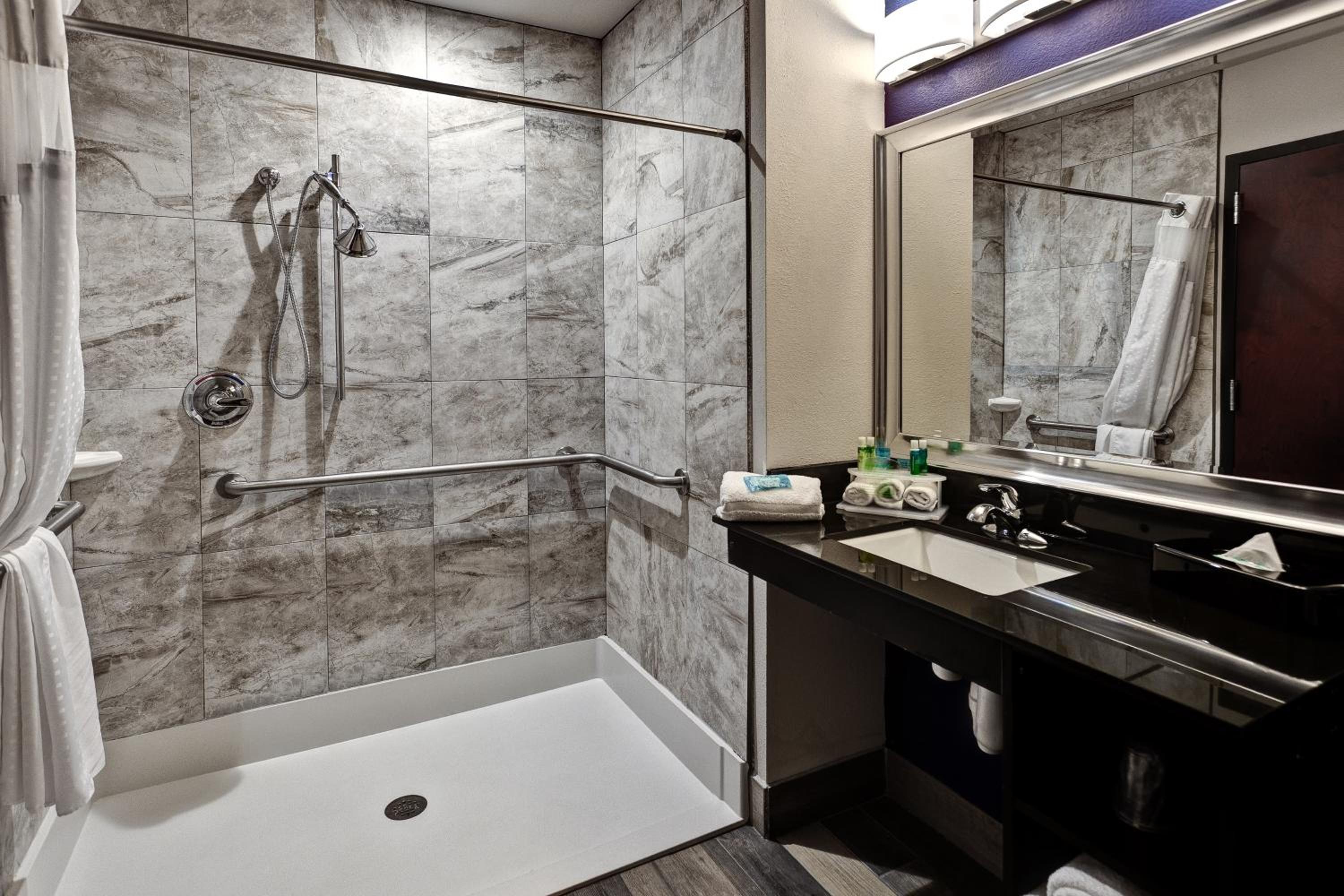 Hutchinson Vacations - Holiday Inn Express Hutchison, an IHG Hotel - Property Image 12