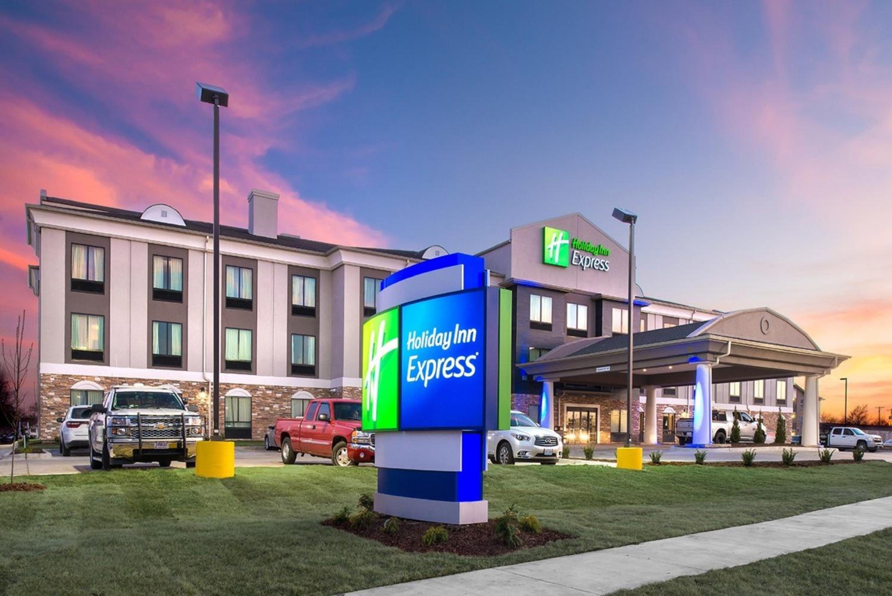 Hutchinson Vacations - Holiday Inn Express Hutchison, an IHG Hotel - Property Image 1
