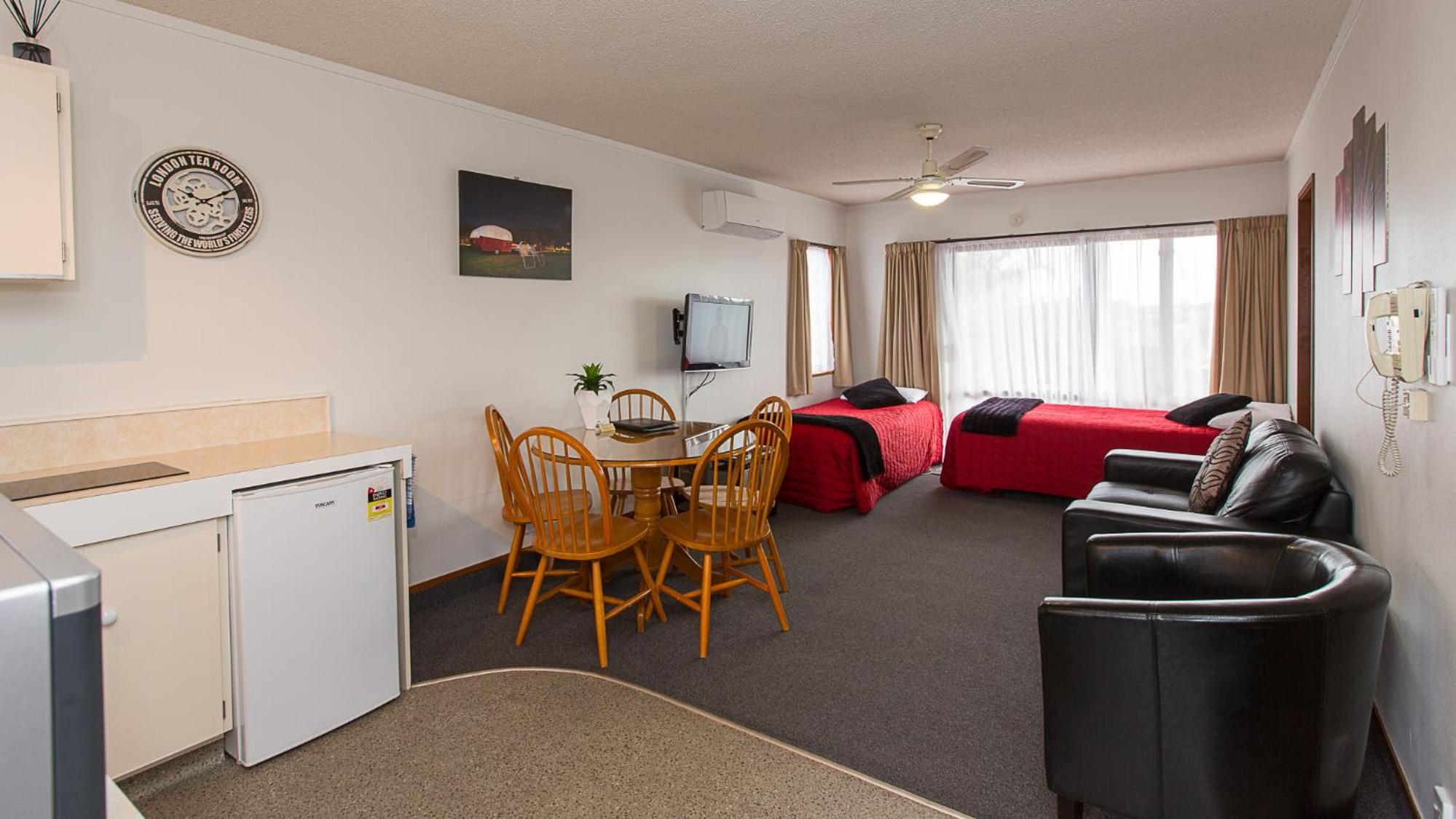 Summit Motor Lodge