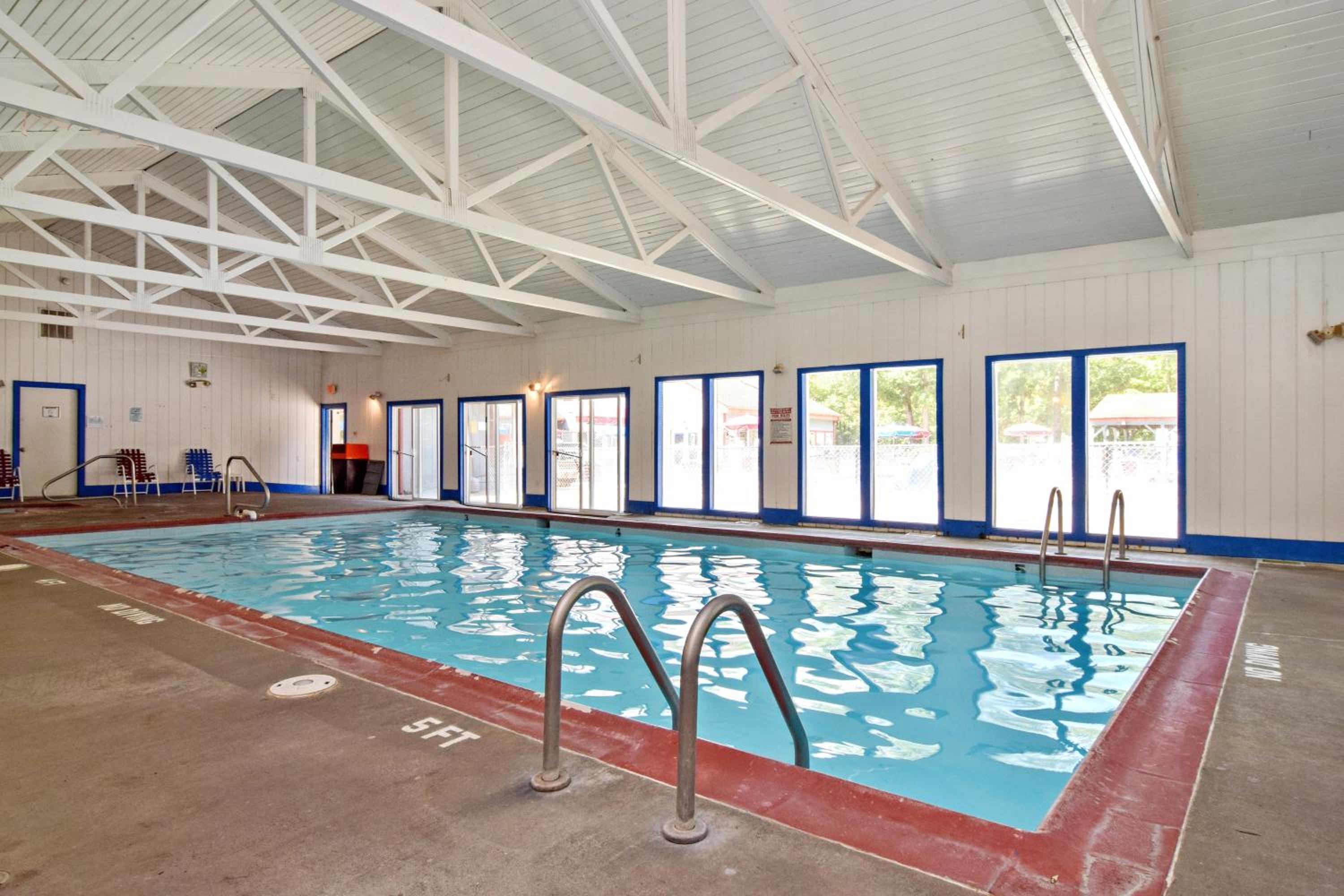 Williamsburg Camping Resort One Bedroom Loft Cabin 4