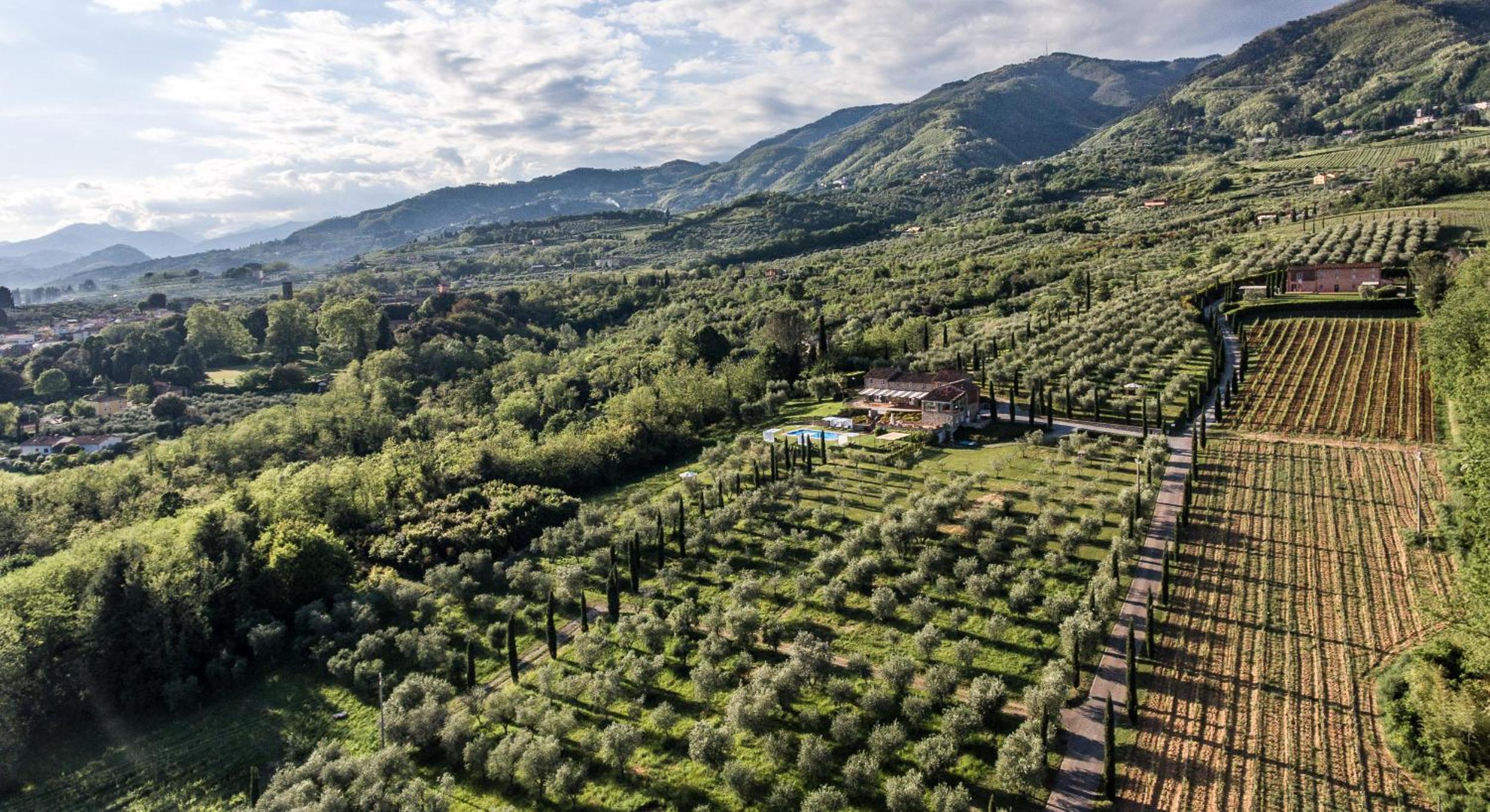 Casale rinnovato immerso nella campagna con splendida piscina privata view 2
