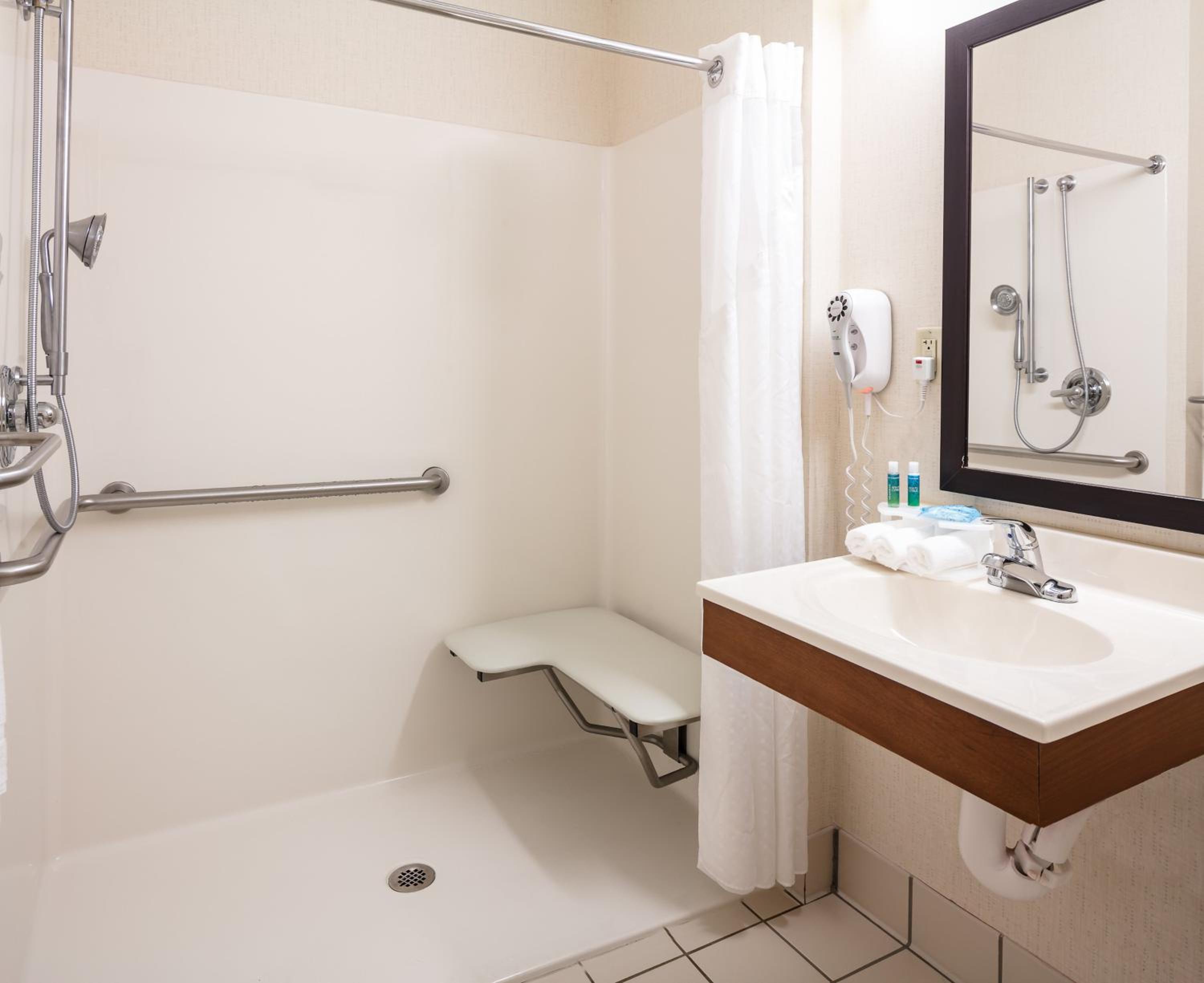 Cedar Rapids Vacations - Holiday Inn Express Hotel  Suites Coralville, an IHG Hotel - Property Image 3