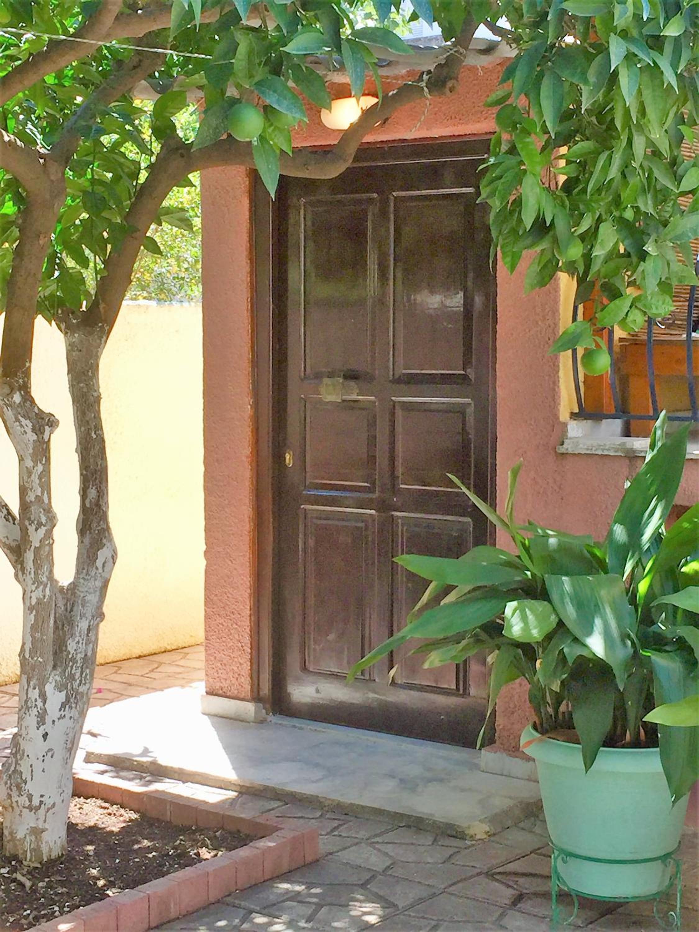 Cosy guesthouse-souterrain with garden in city center view 2