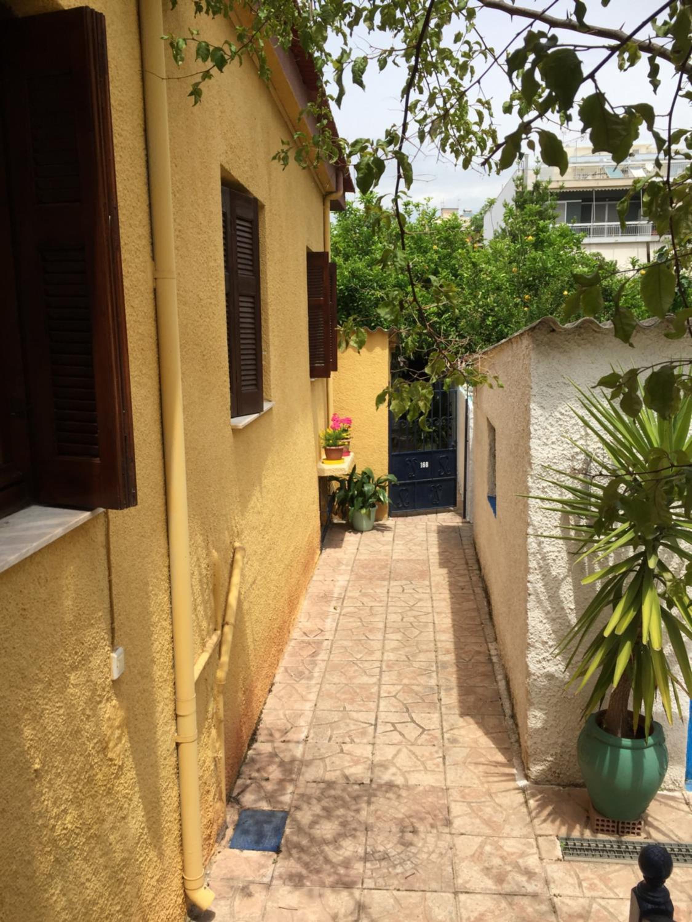 Cosy guesthouse-souterrain with garden in city center view 4